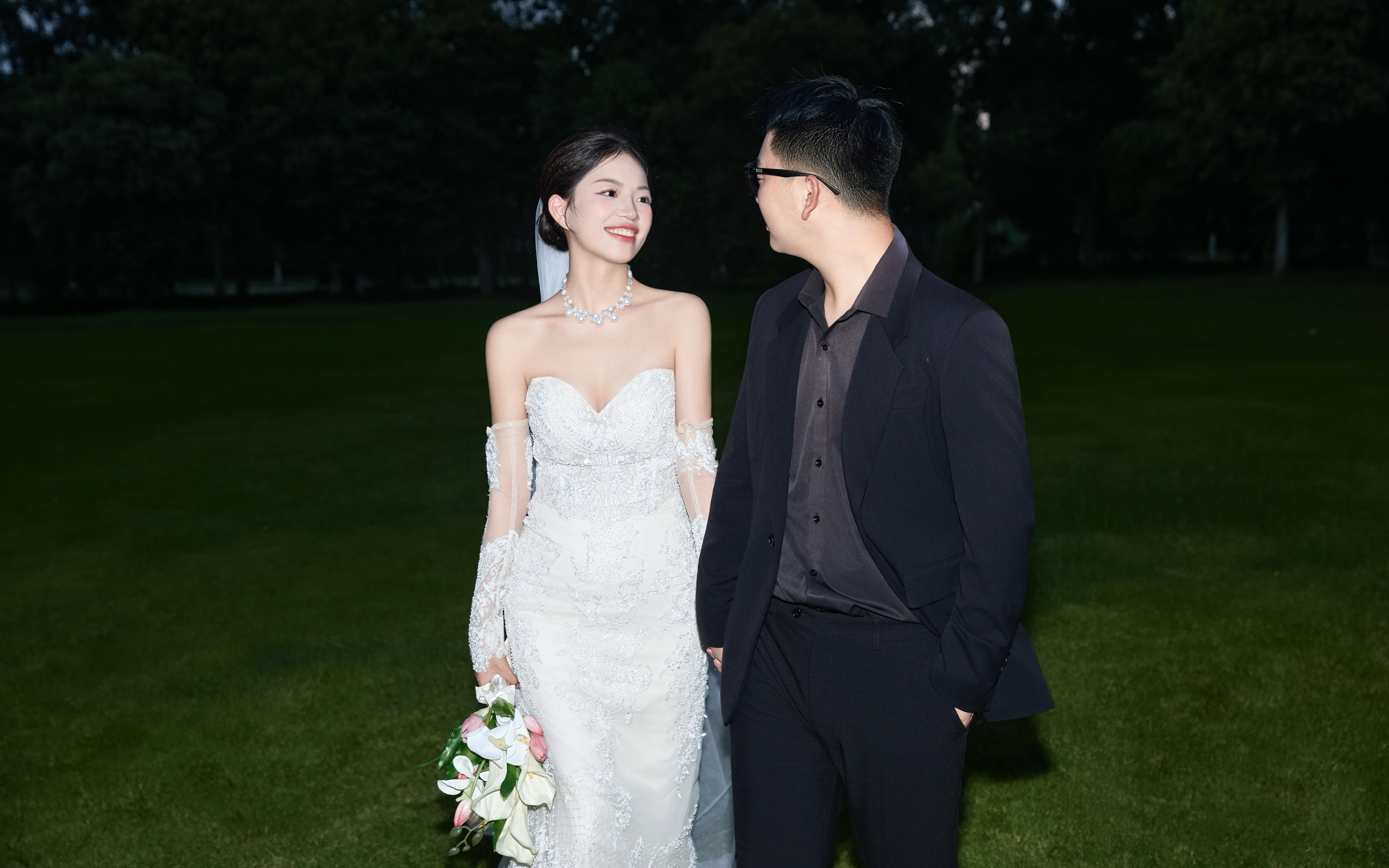 客片 草坪婚紗照里，私藏著蓬勃生命力與浪漫愛意