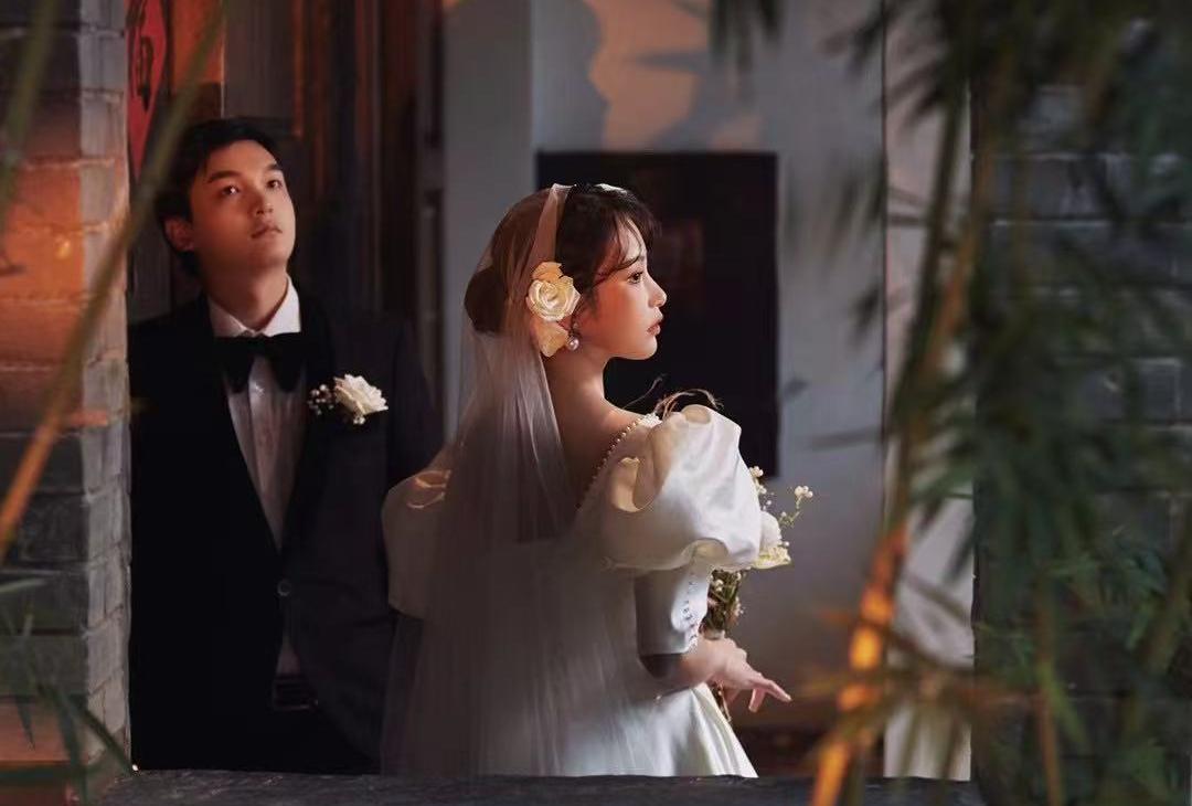 当西式婚纱与中式建筑相遇 美丽破土而出