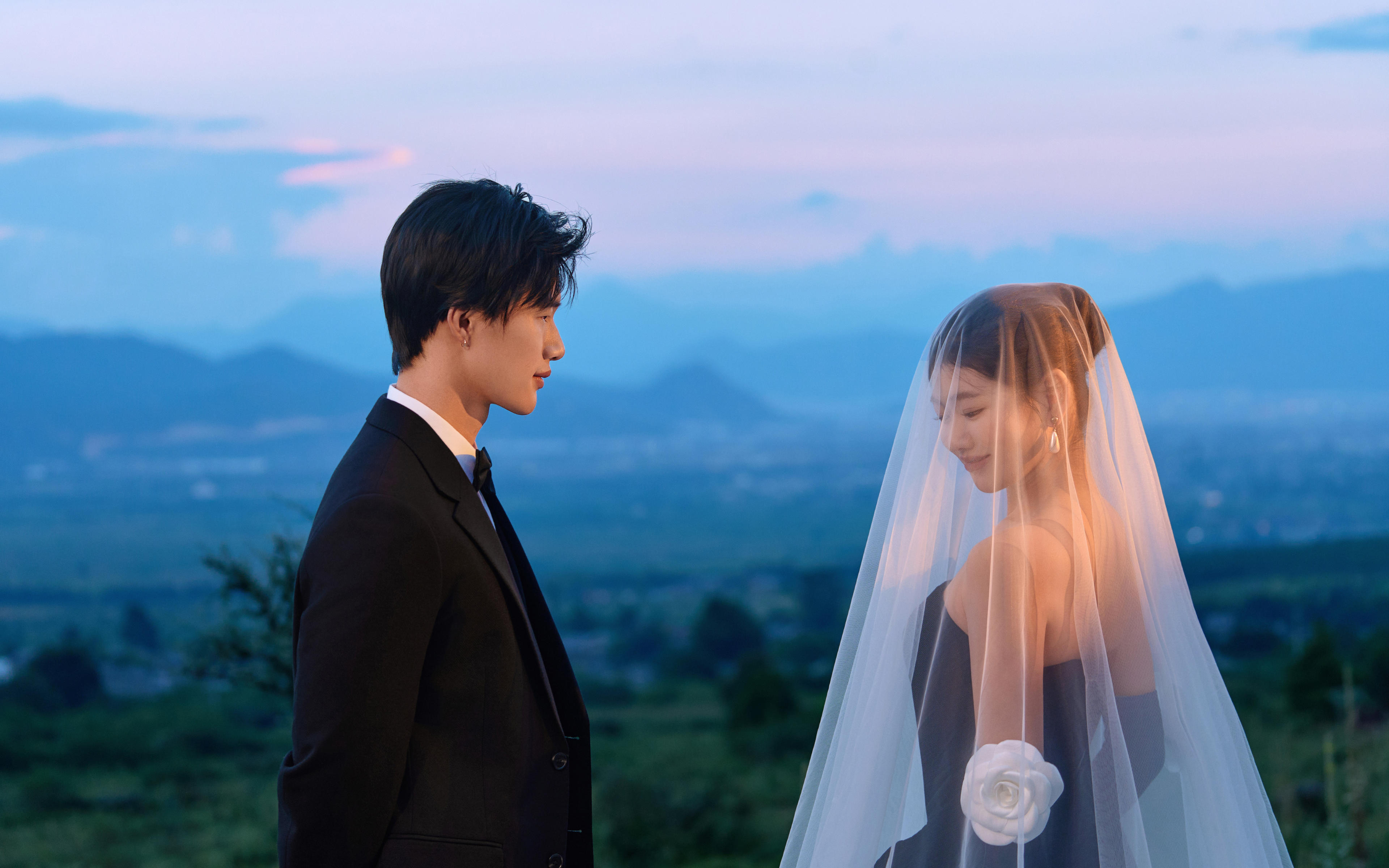 在麗江的晚風(fēng)里，讓月光為婚紗披上薄紗