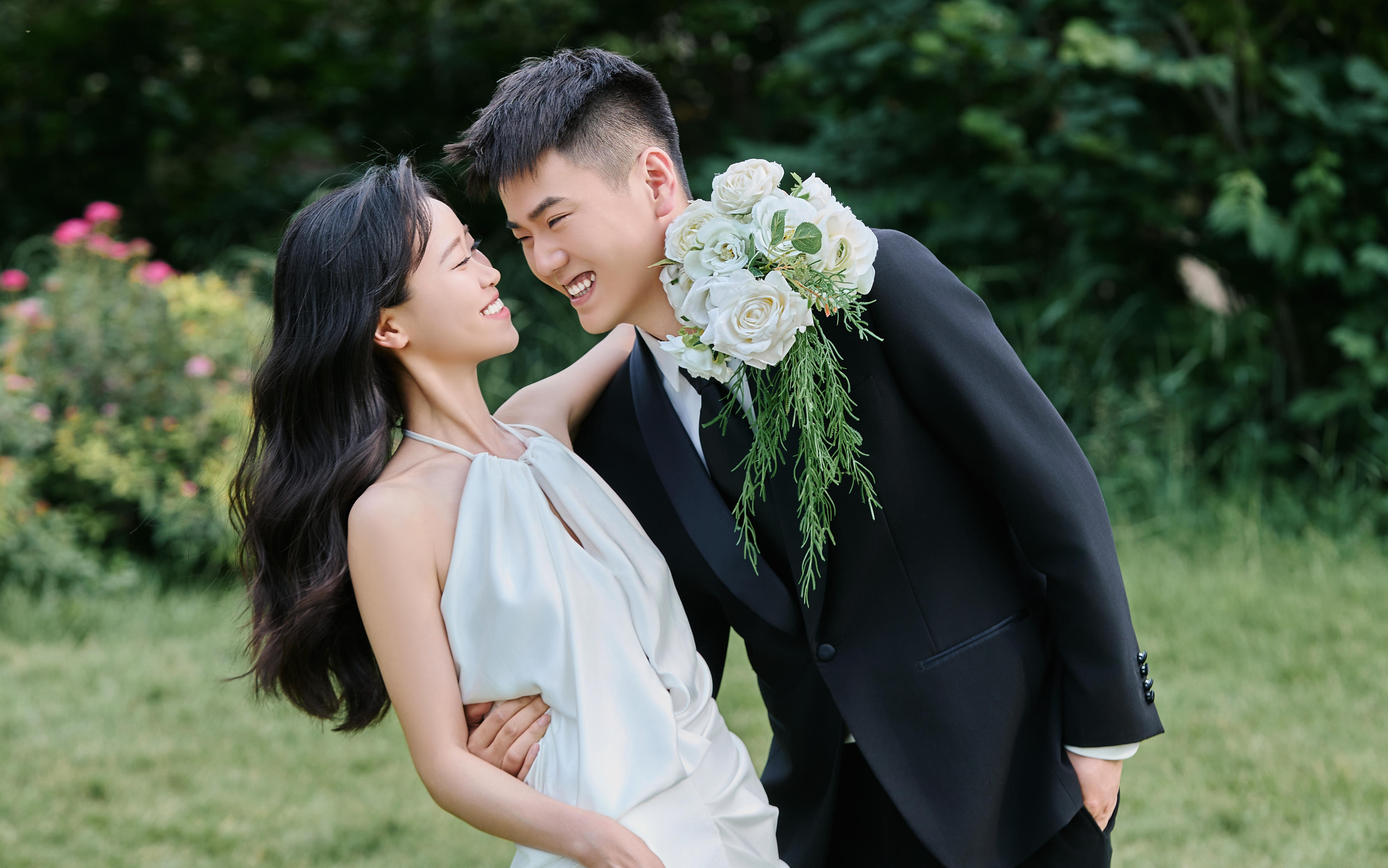 难怪年轻人都喜欢🍃草坪婚纱照也太浪漫～