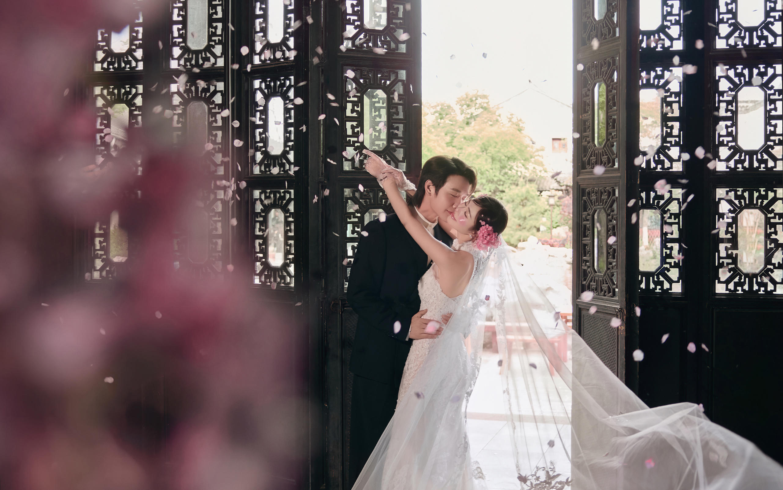 漫天花瓣飛舞??這組新中式婚紗照直接封神啦