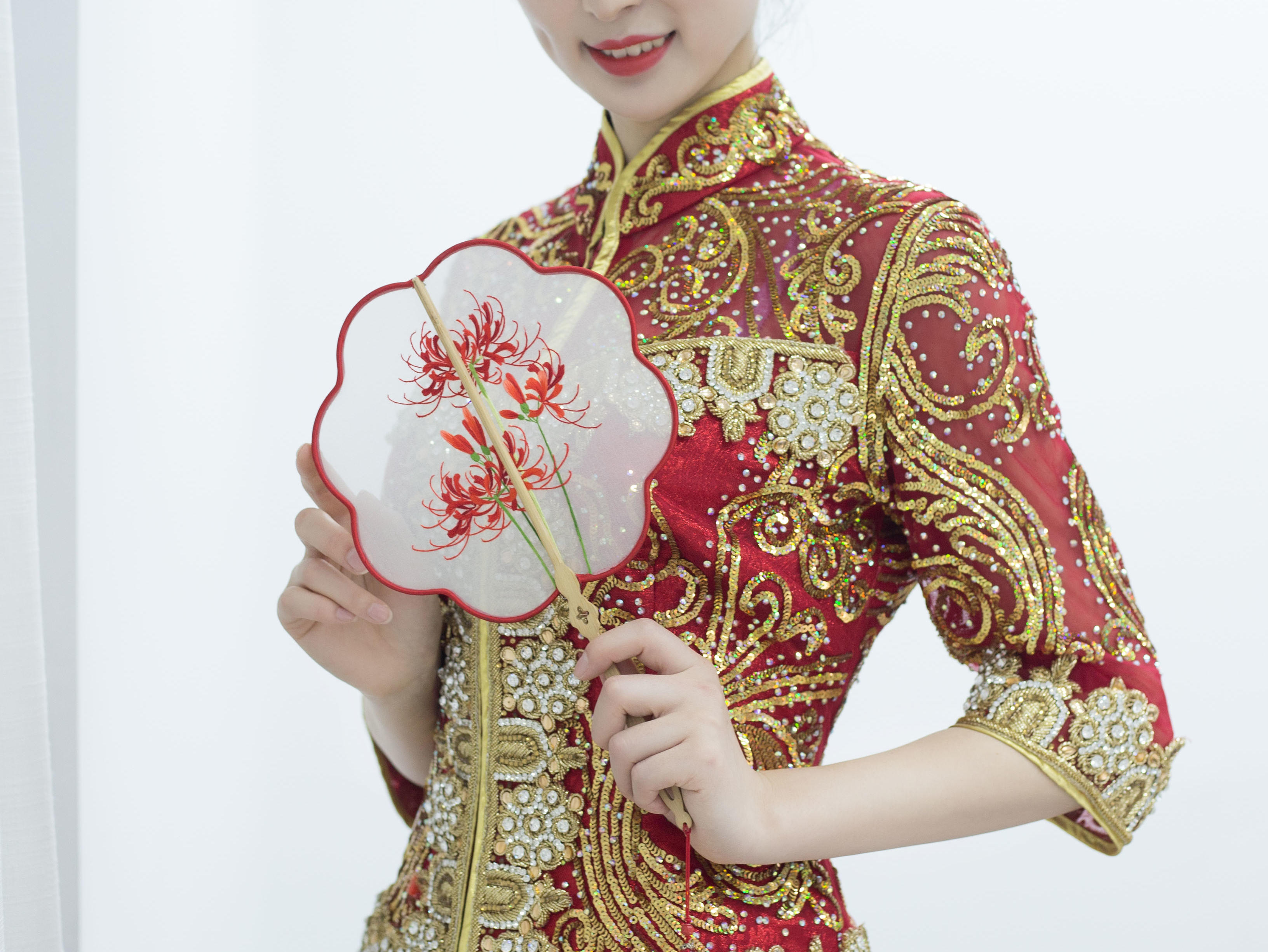 缎面抹胸婚纱，气质感爆棚，谁穿谁优雅的神奇婚纱