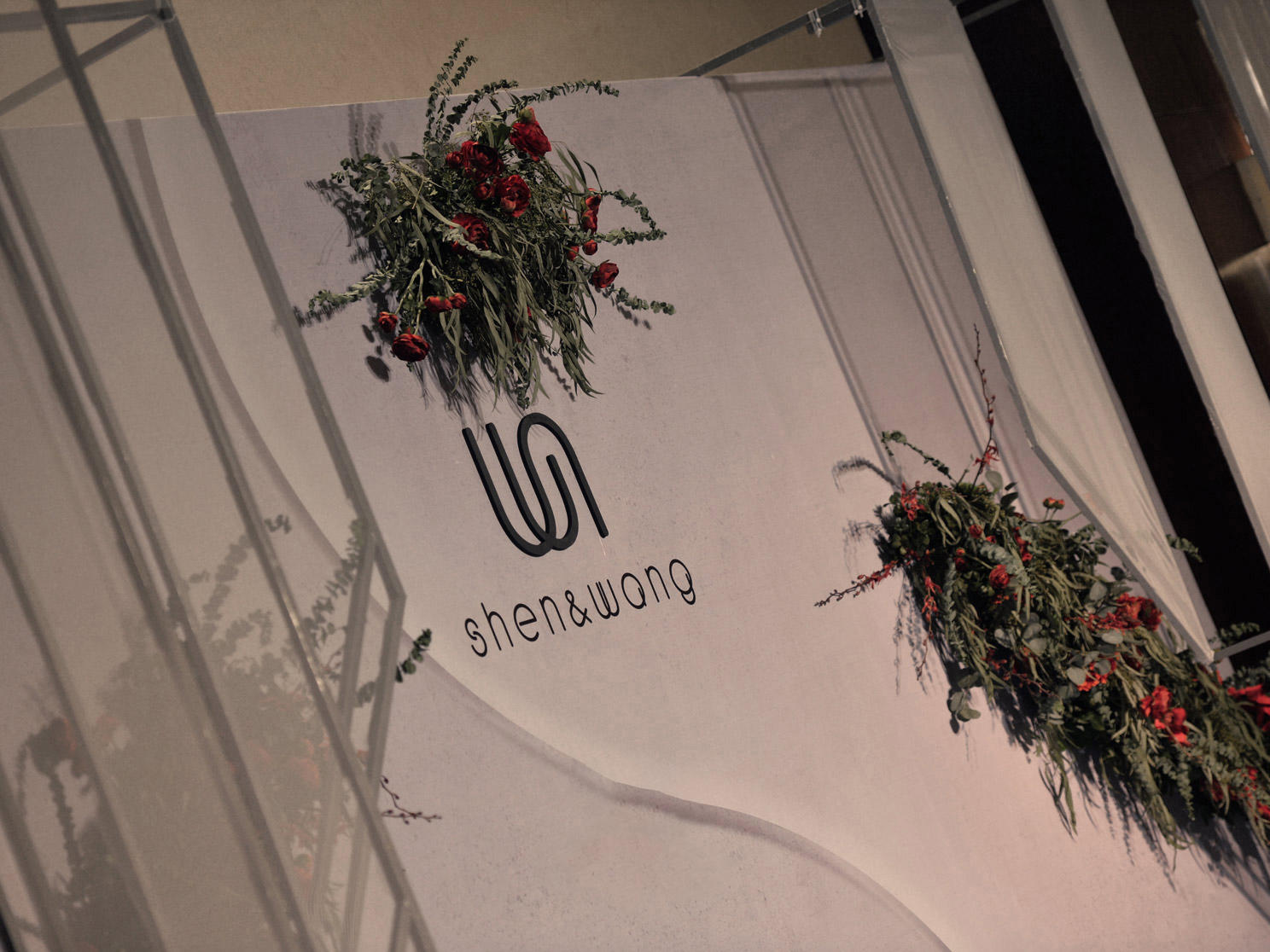 白红色系极简ins 《主角》