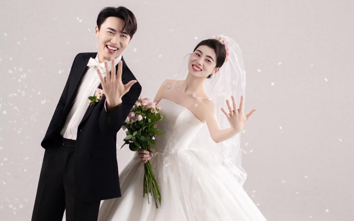 不愧是00后嚴(yán)選?。√鹈辣嘏牡捻n式婚紗照