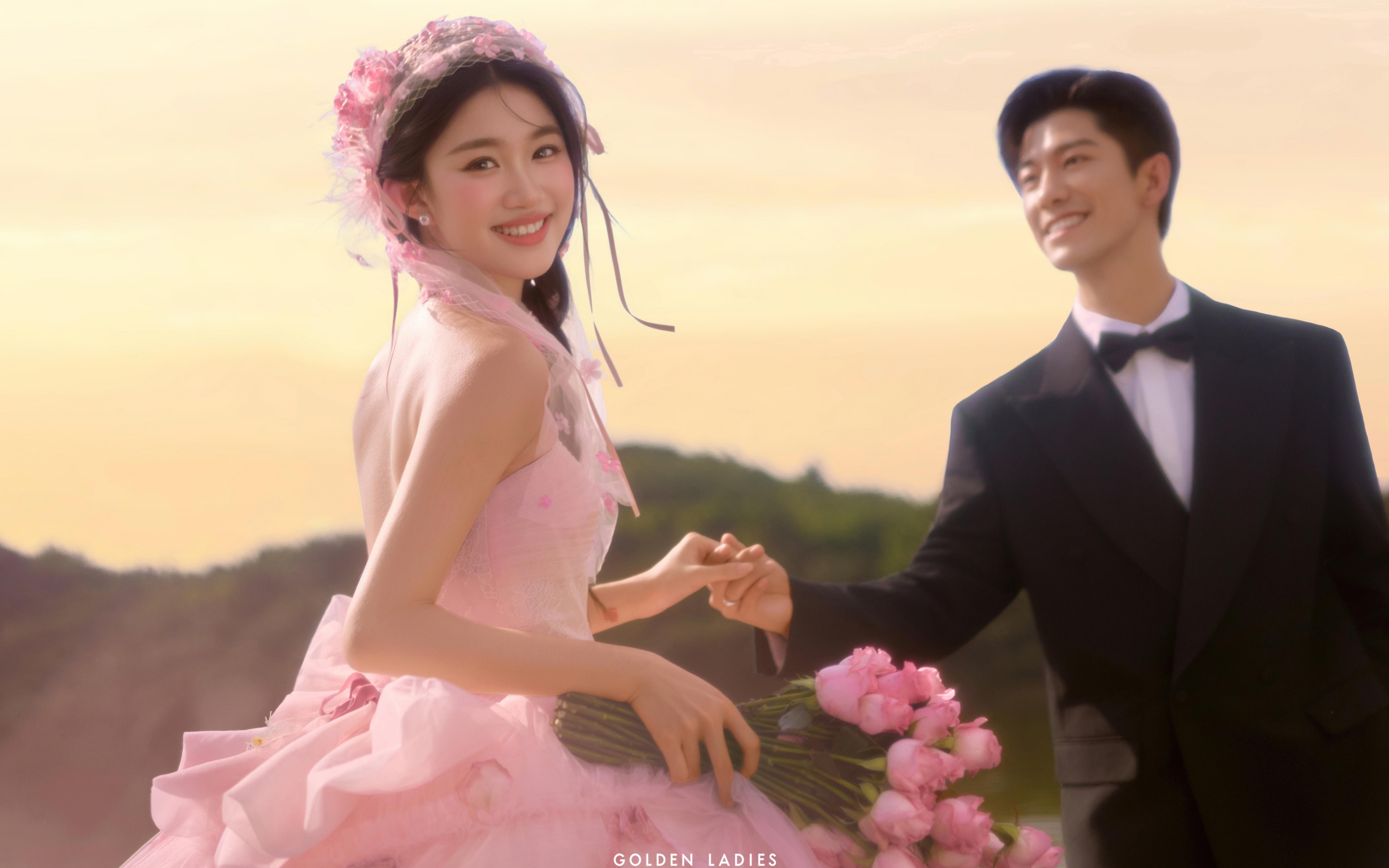 粉色的婚紗撞進(jìn)夢(mèng)幻的晚霞??每一幀都是浪漫