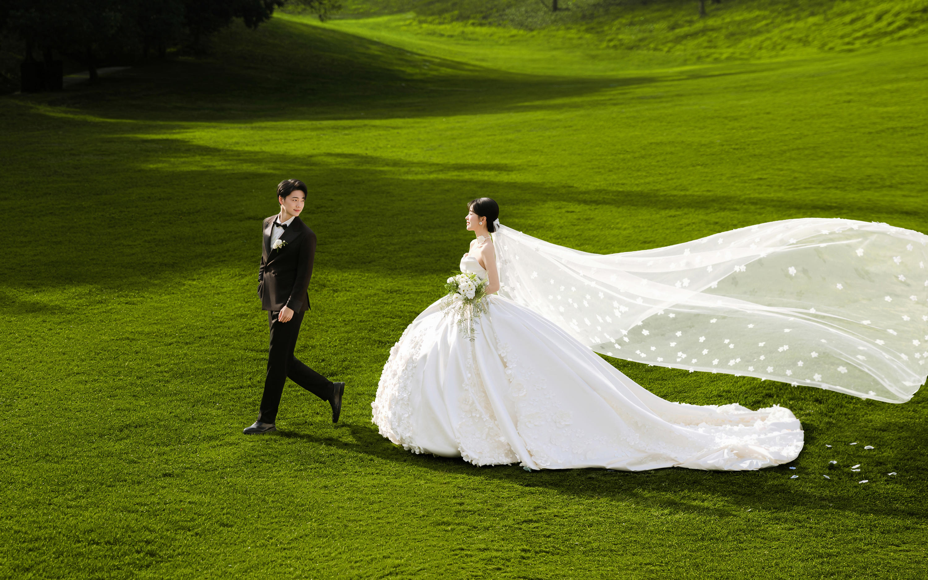 【米兰婚纱】草坪氛围感主婚纱