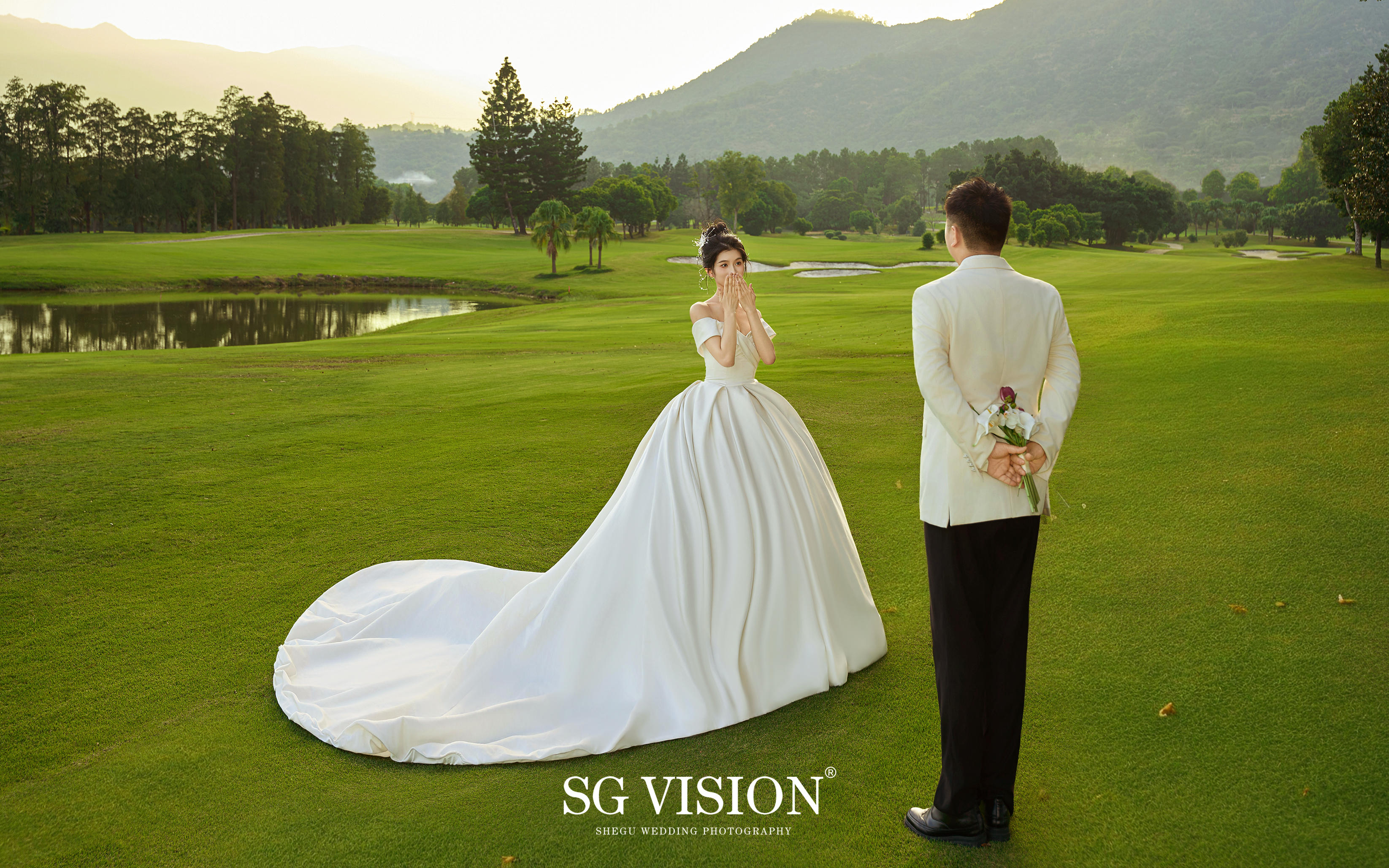 草坪主纱婚纱照🌿湖作镜，山当背景板