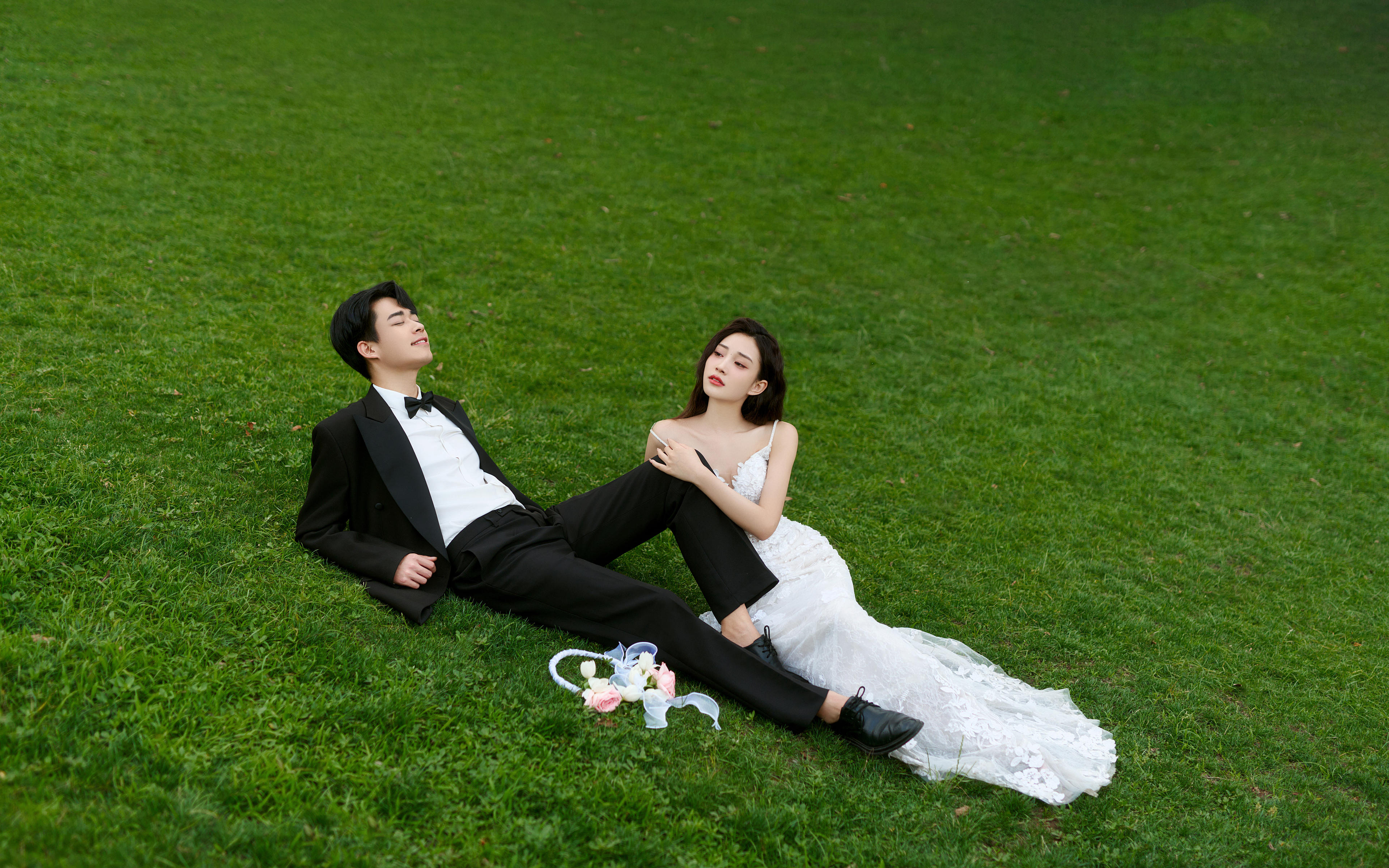 夏日限定的草坪婚纱照