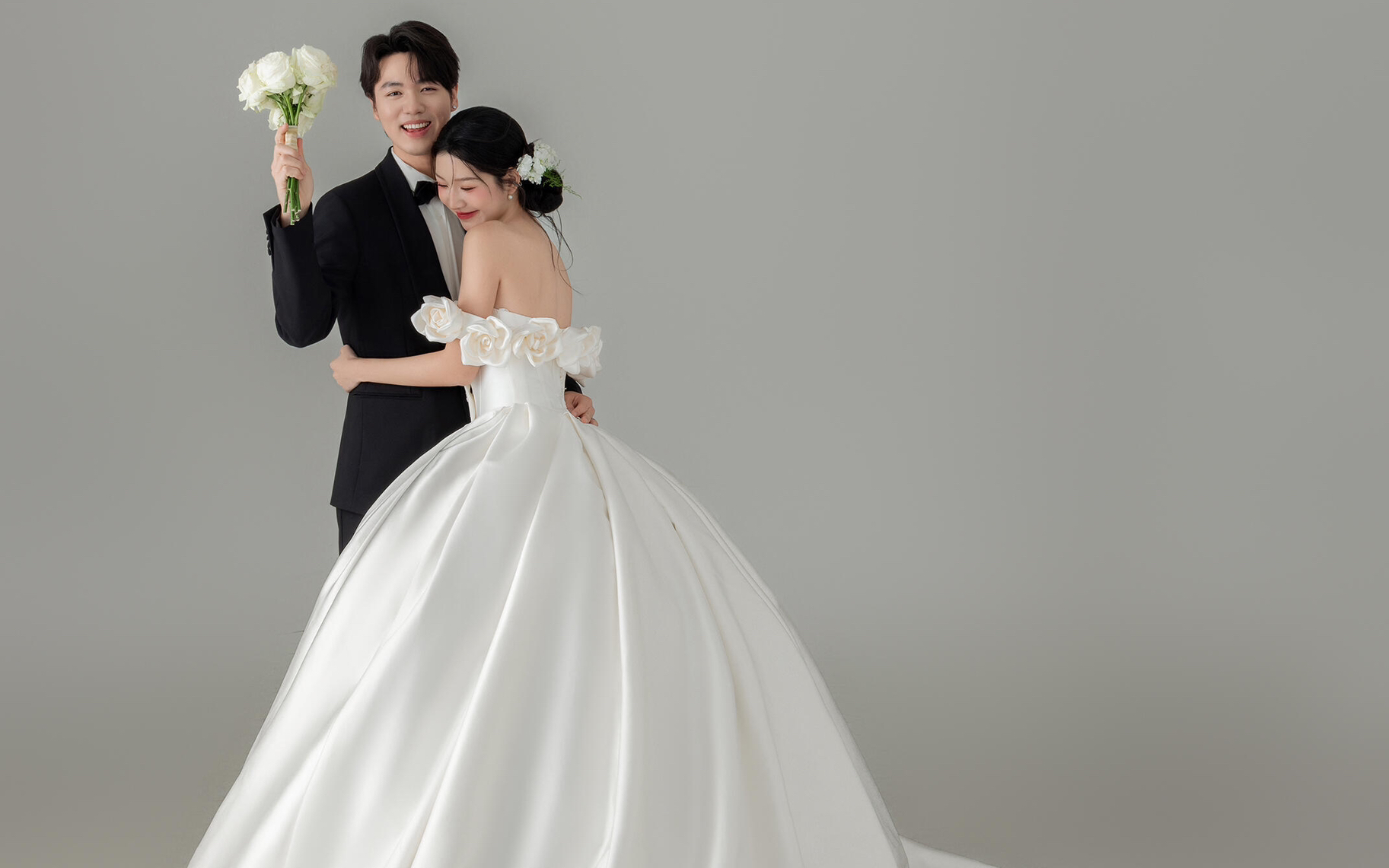 终于拍到了我梦想中的缎面主纱婚纱照