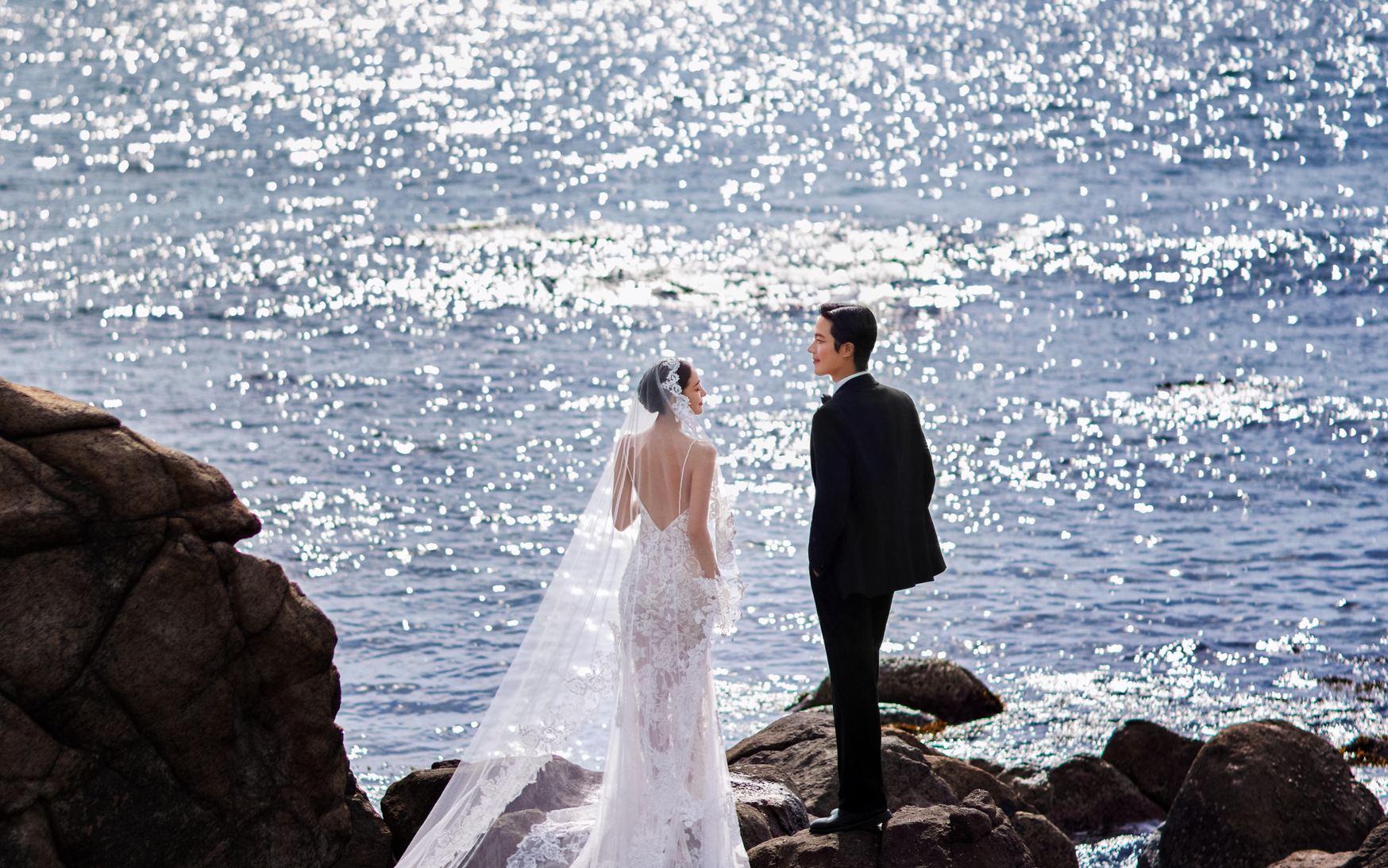 海边礁石婚纱照