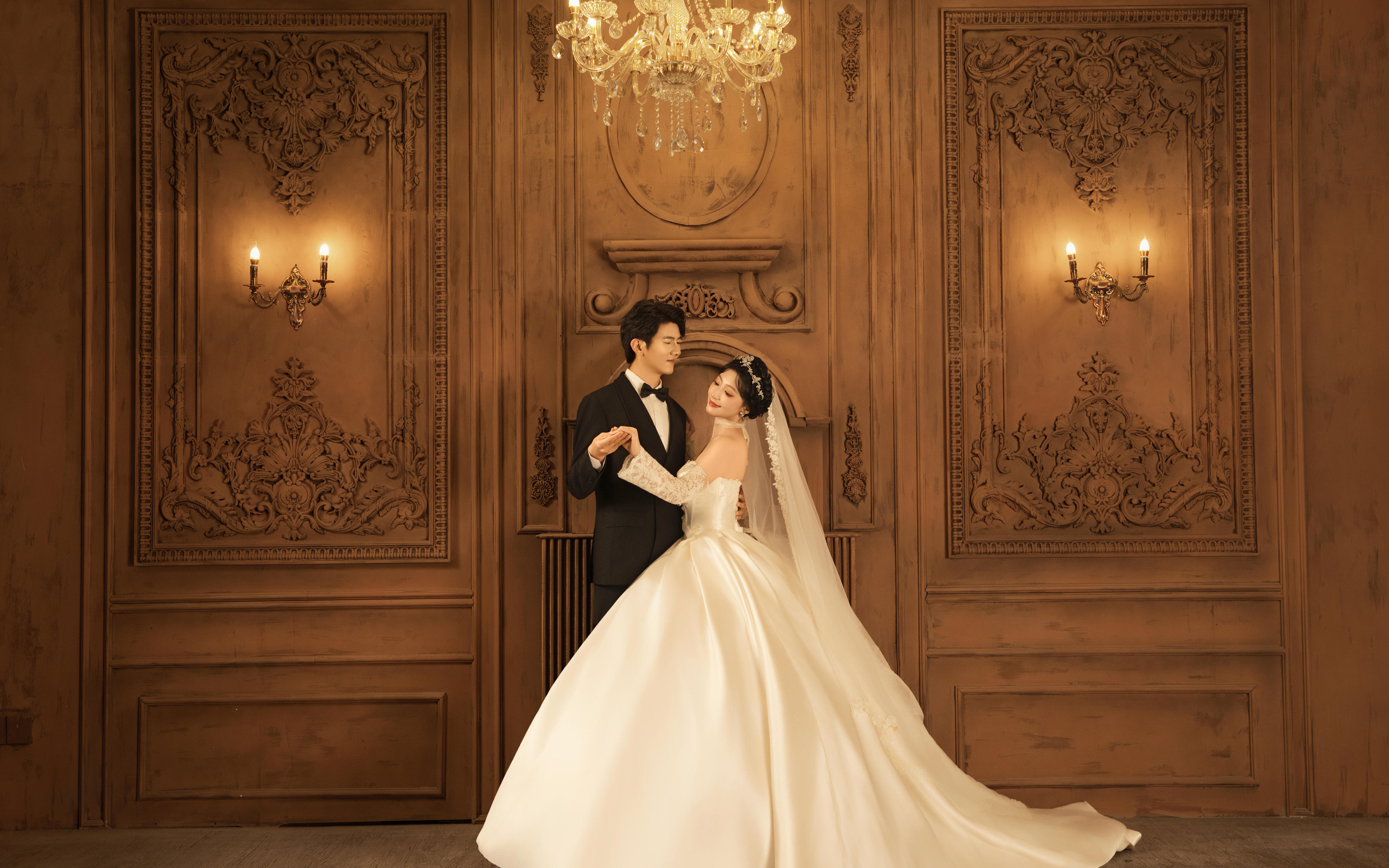 鎏金墻面配蓬裙，解鎖皇室婚禮的心動(dòng)名場面