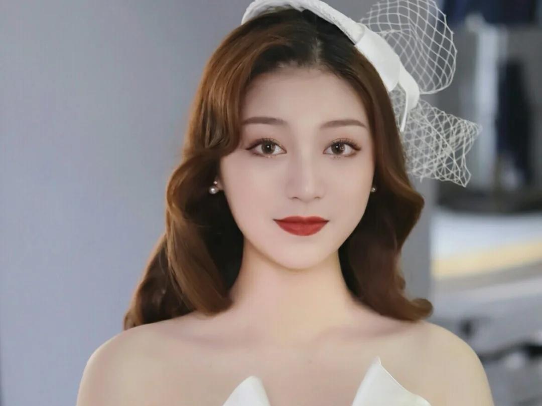 总监化妆师+全天跟妆+4套妆造+赠送妈妈伴娘新郎