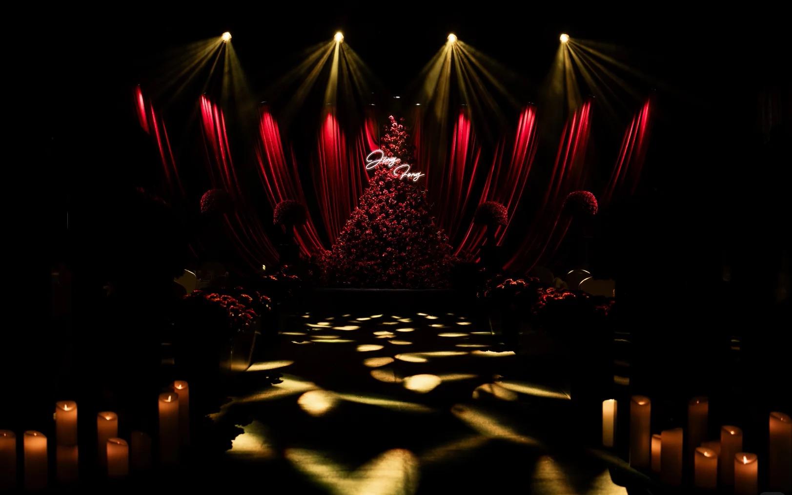 与众不同的红黑撞色婚礼现场