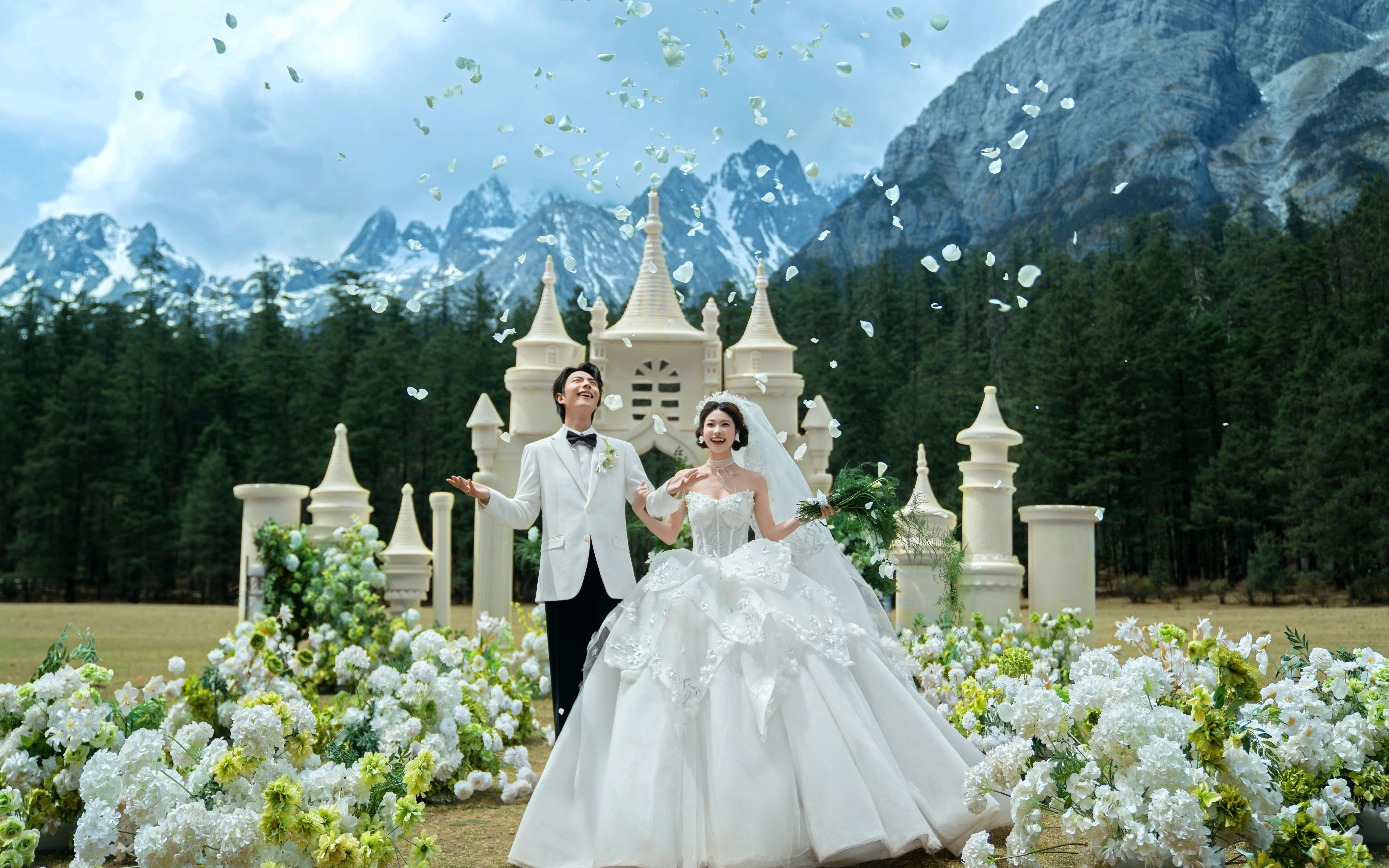 穿越过人群 送到了你我面前