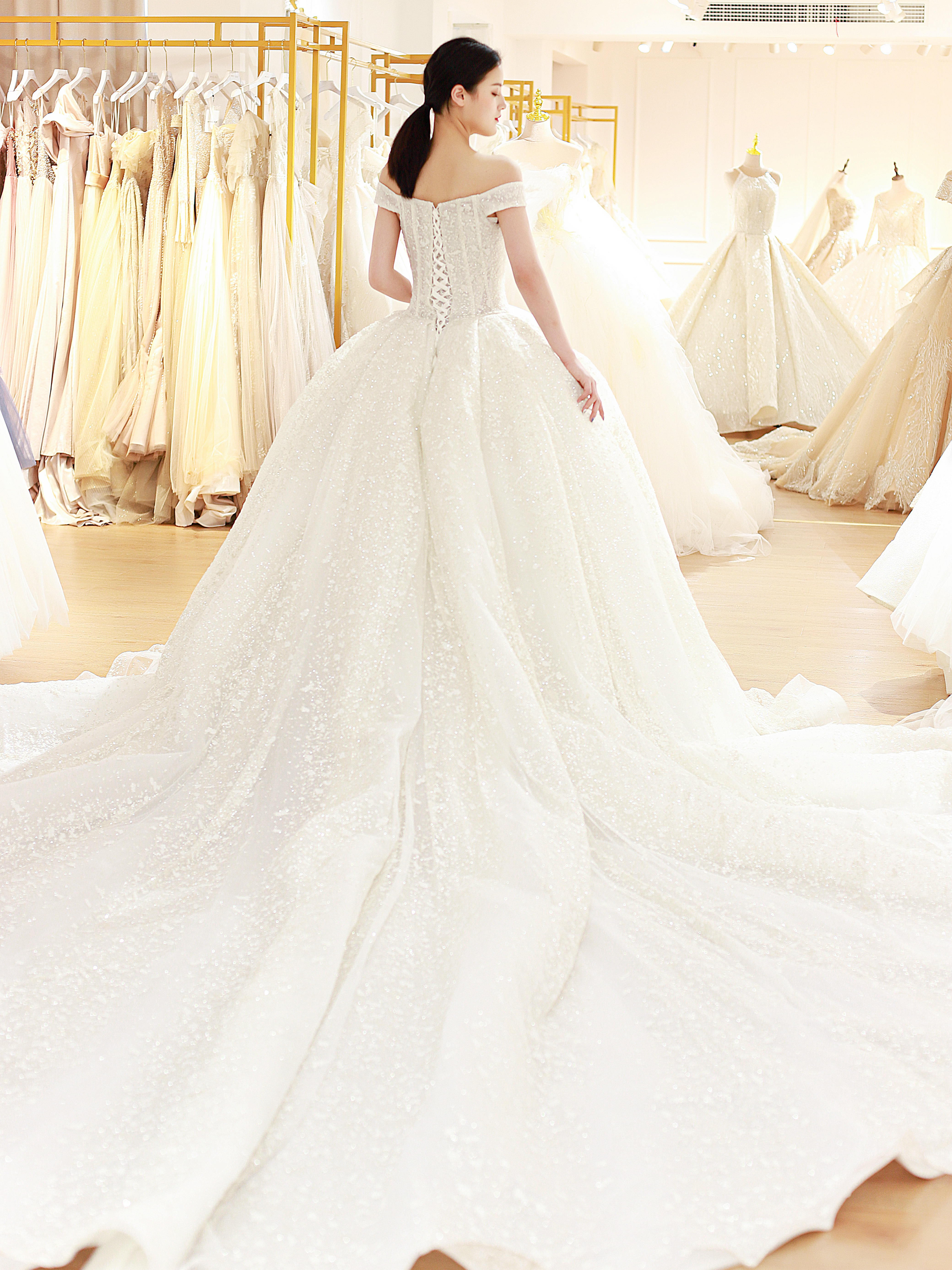 B区婚纱礼服跟妆三件套餐