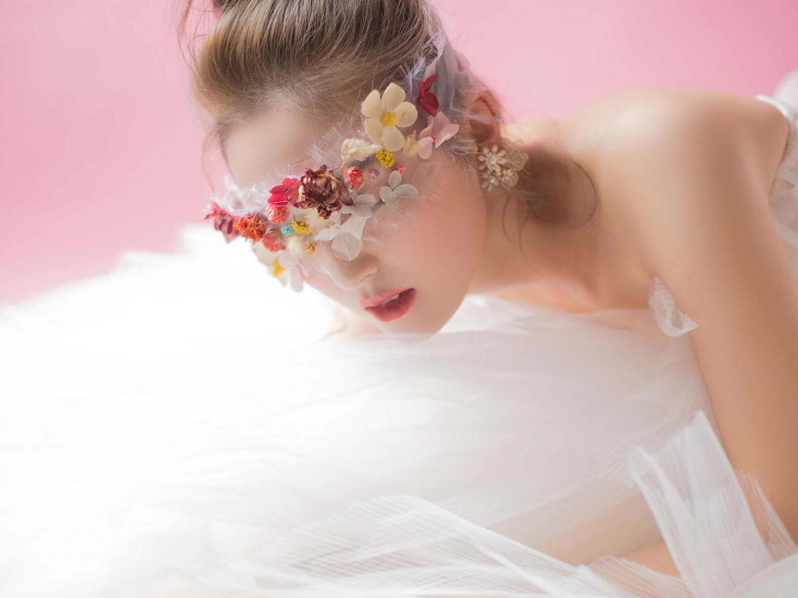 轻纱 散发 捧花没有特别的耀眼，却格外打动人心