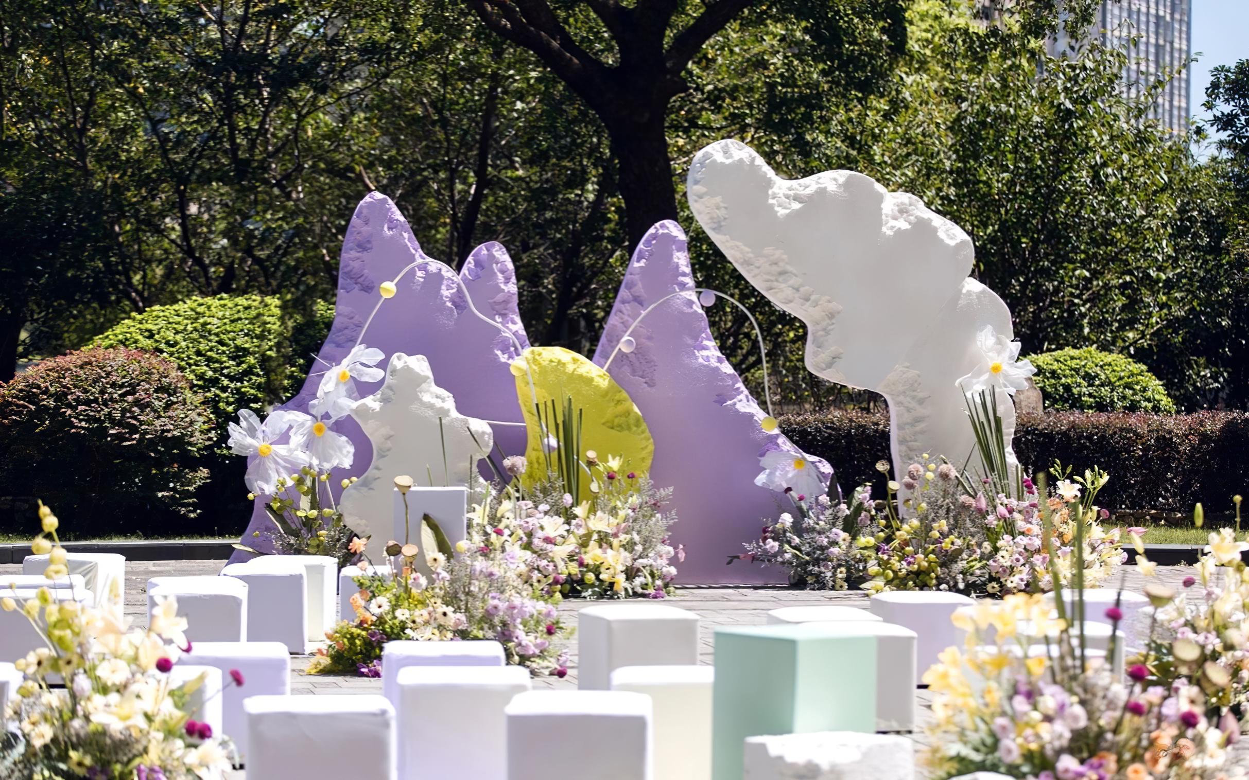 绿意盎然的游园草坪