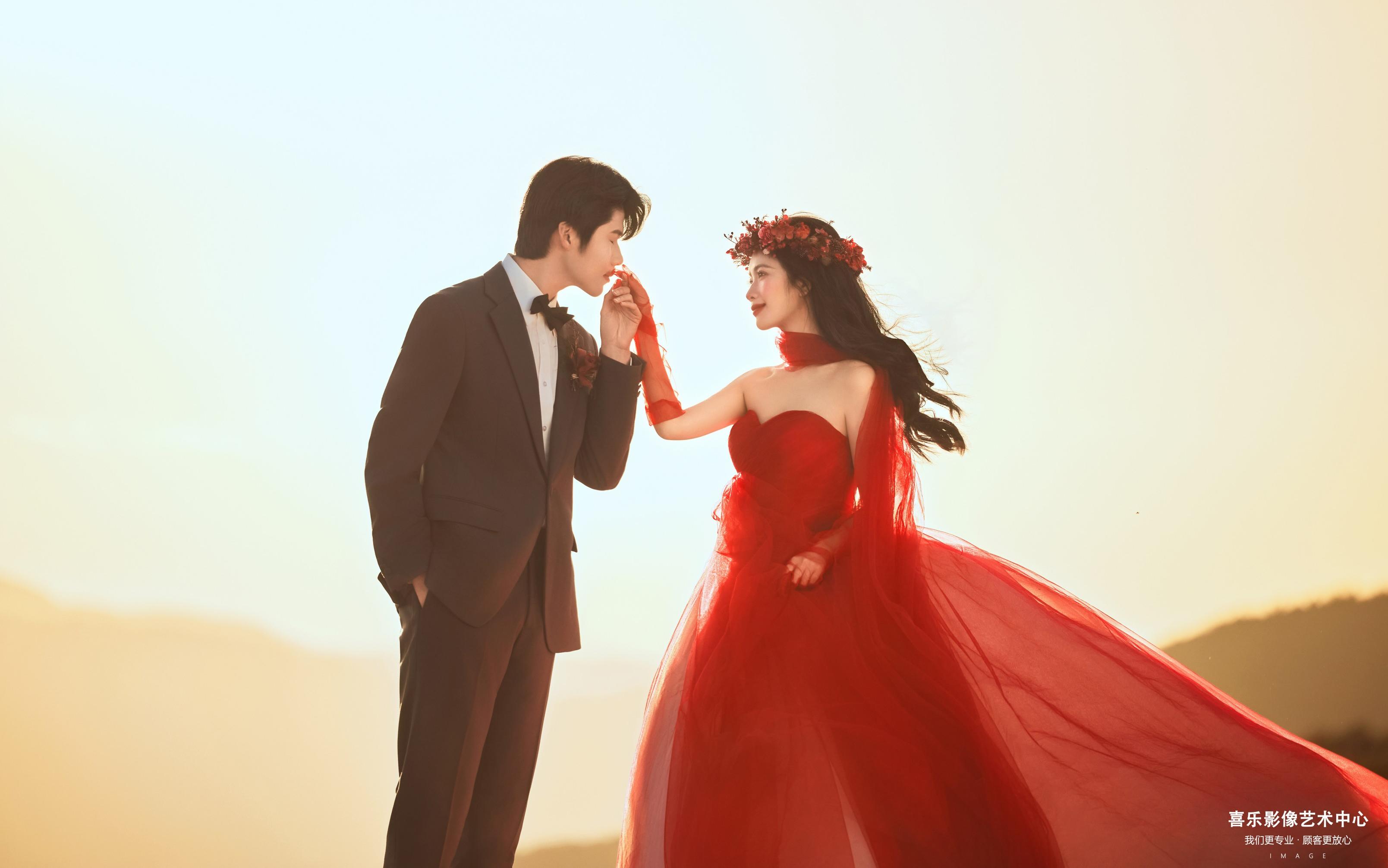 紅裙與山野的熱烈氛圍感