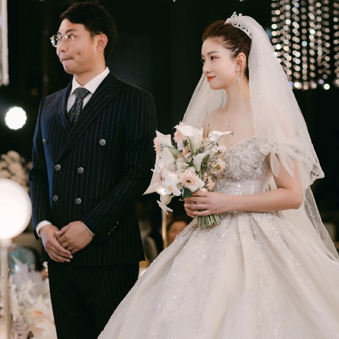 #婚礼#  和你一起，就像拥有了清晨的第一束阳光