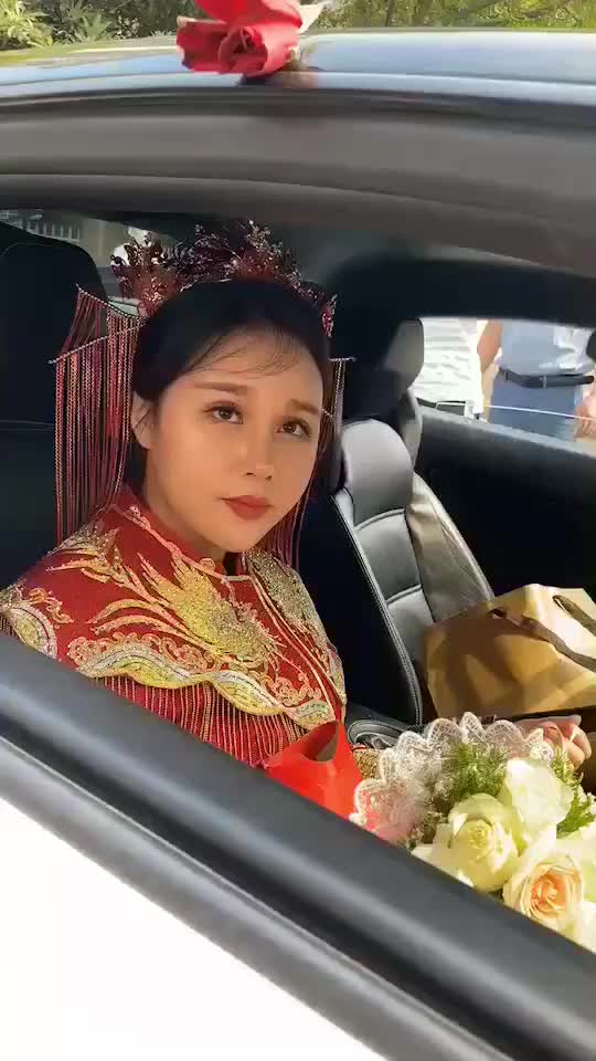 定制高定（大拖尾婚纱+盘金绣秀禾）+资深新娘跟妆