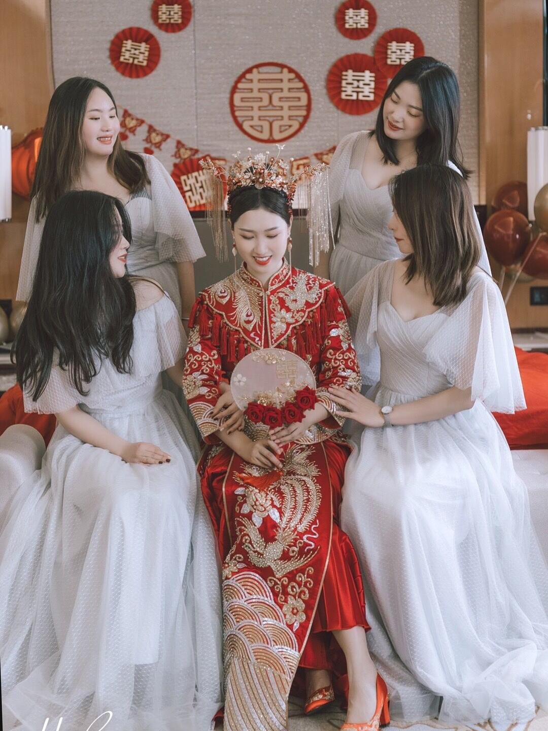 出门纱（秀禾服）+主婚纱+礼服+6件伴娘服免租金