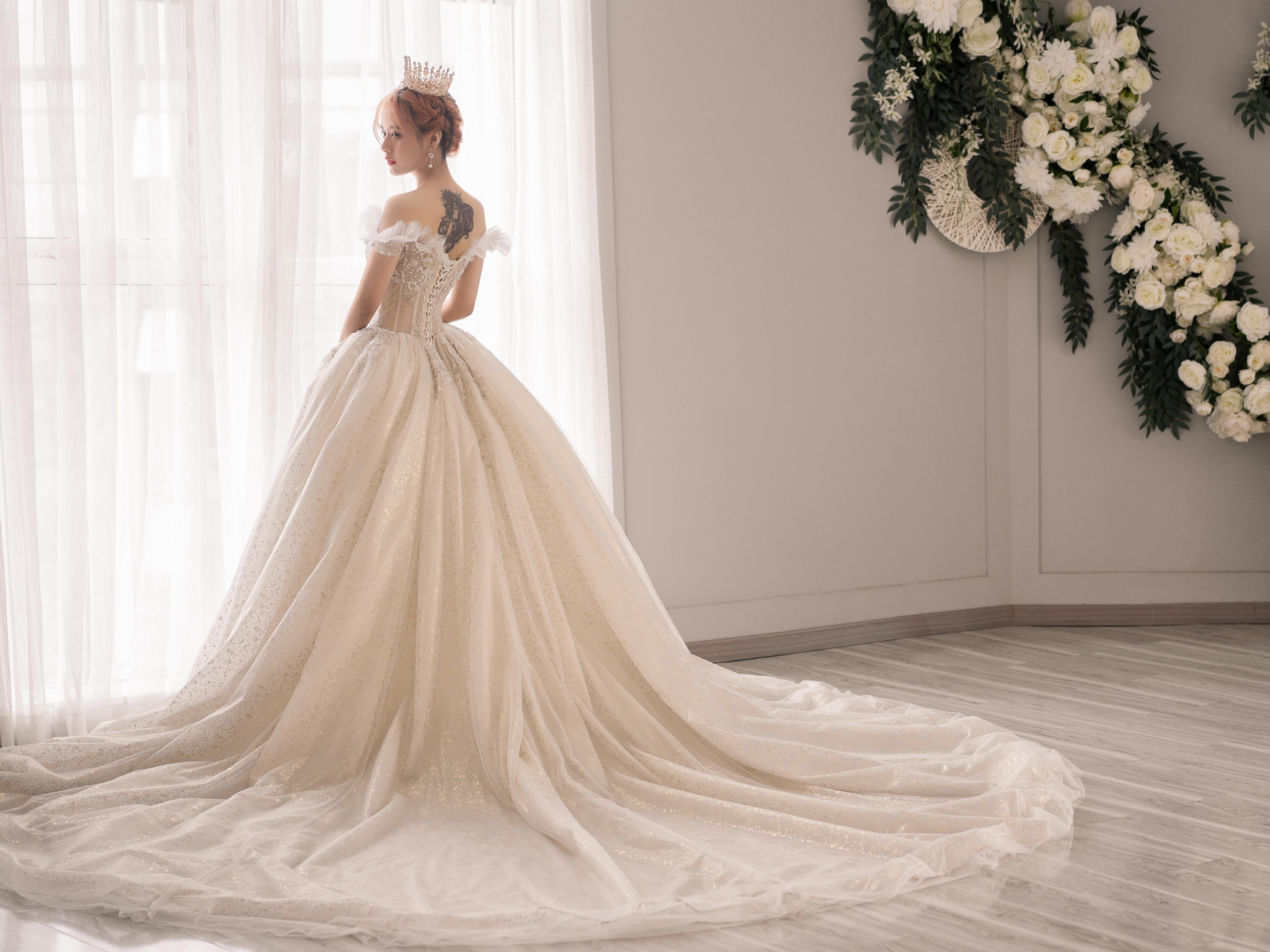 【人气爆款】品牌婚纱四件套租赁套套系