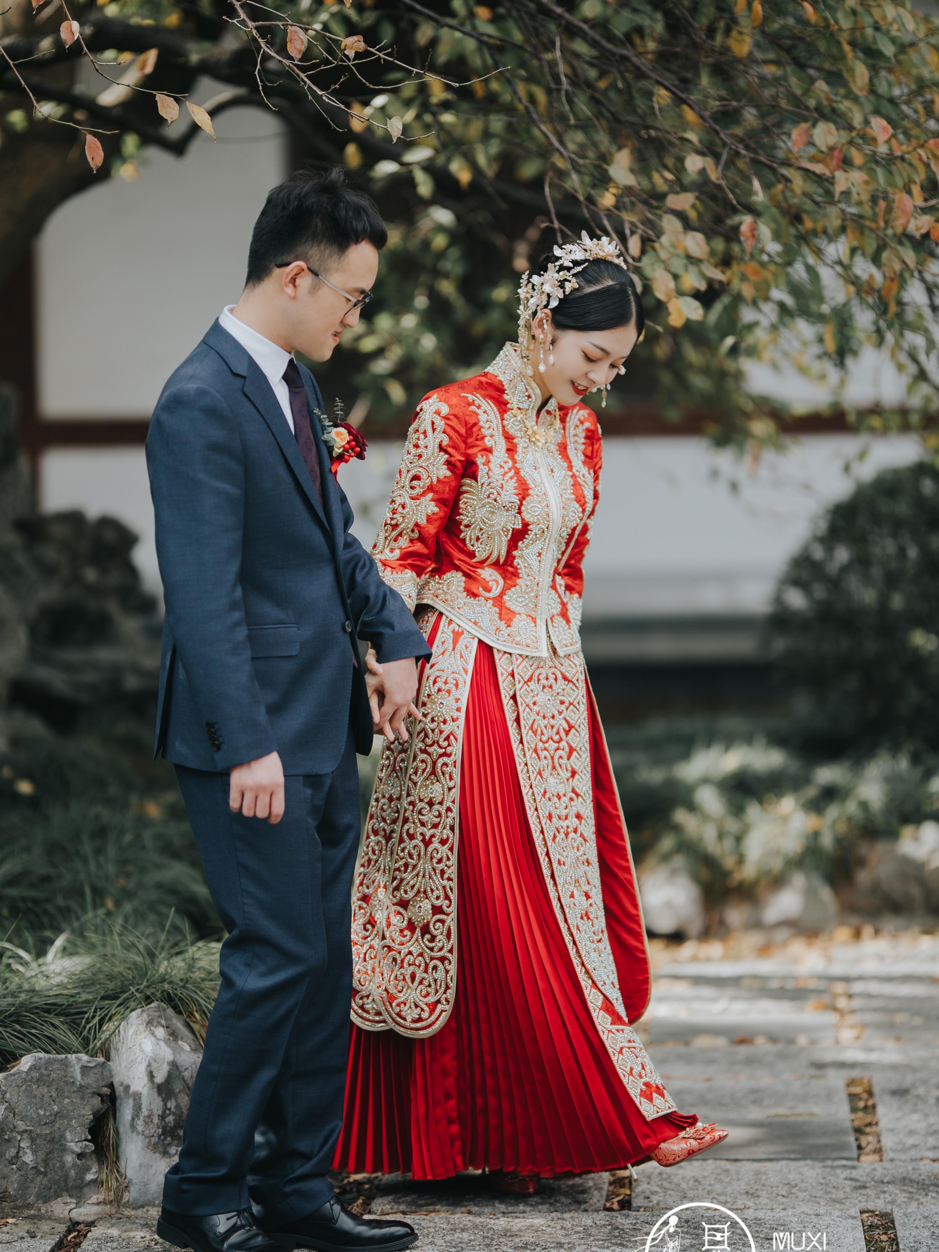 出门纱（秀禾服）+主婚纱+礼服+6件伴娘服免租金