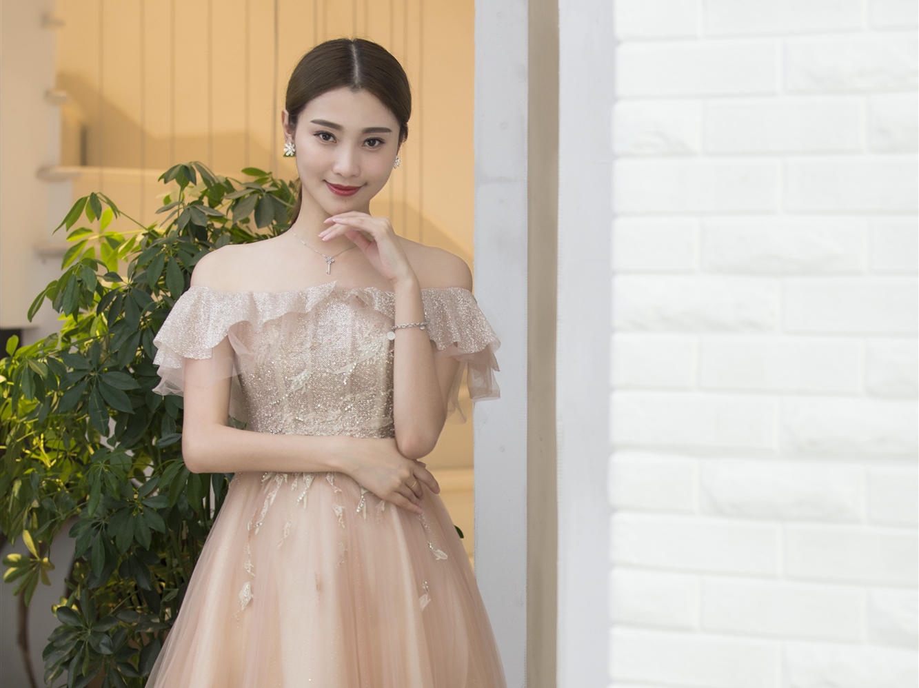 高端设计师品牌礼服年会礼服