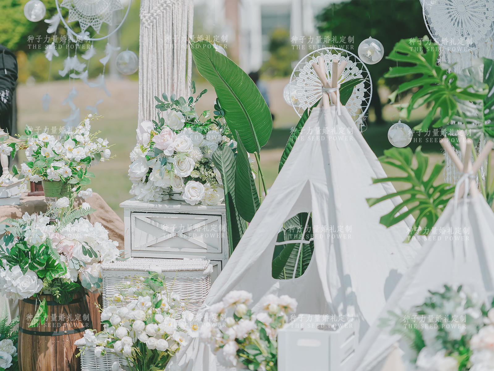 白绿清新自然唯美线条风户外婚礼