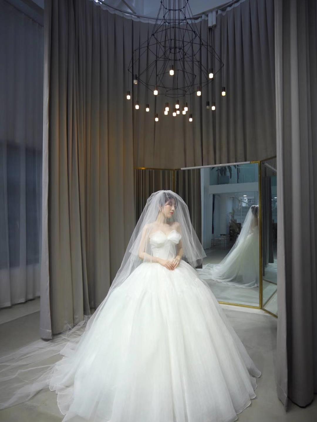 【董小姐婚纱工作室】新娘婚纱礼服三件套+首席跟妆