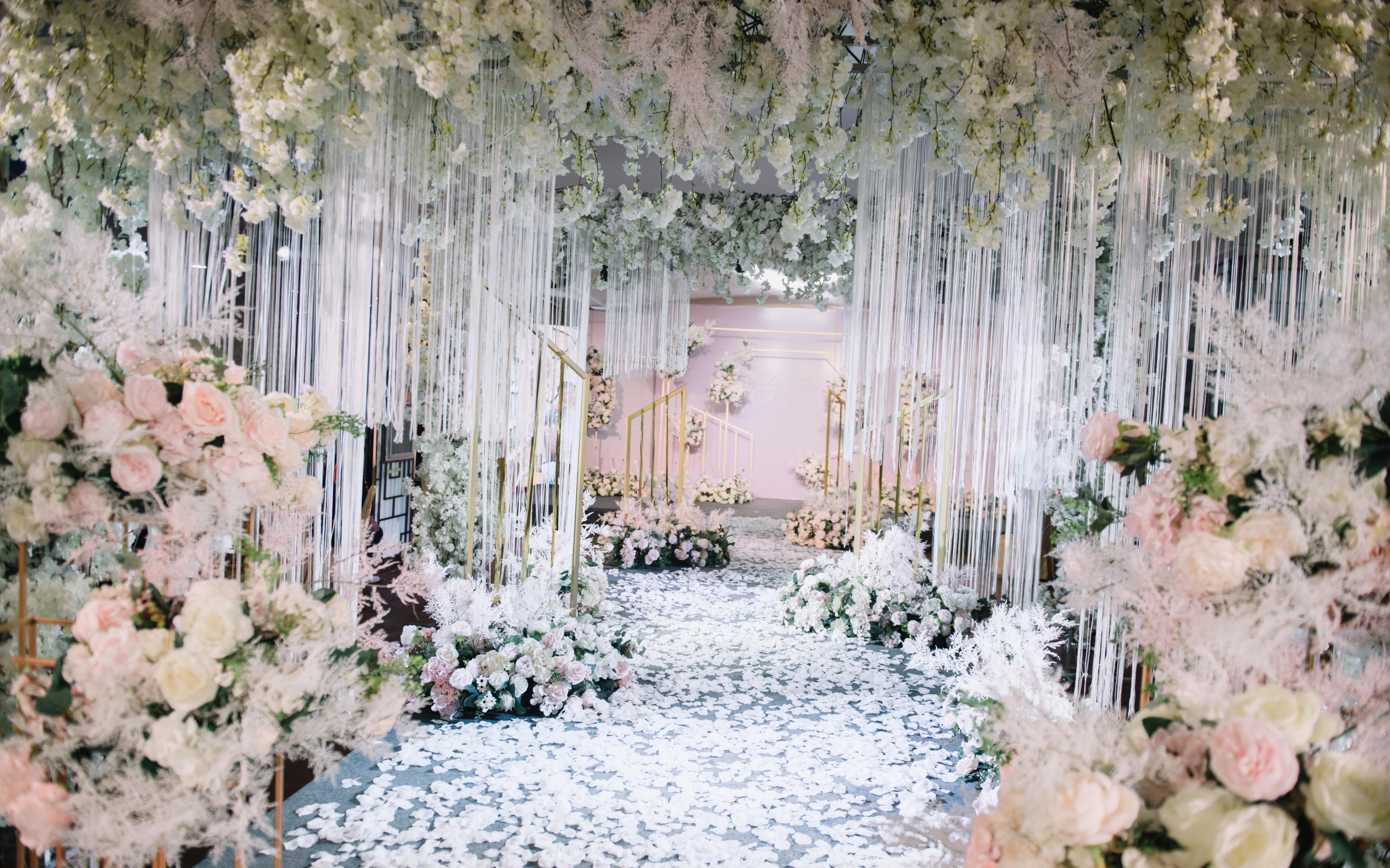 中型宴会厅超高性价比的粉金婚礼