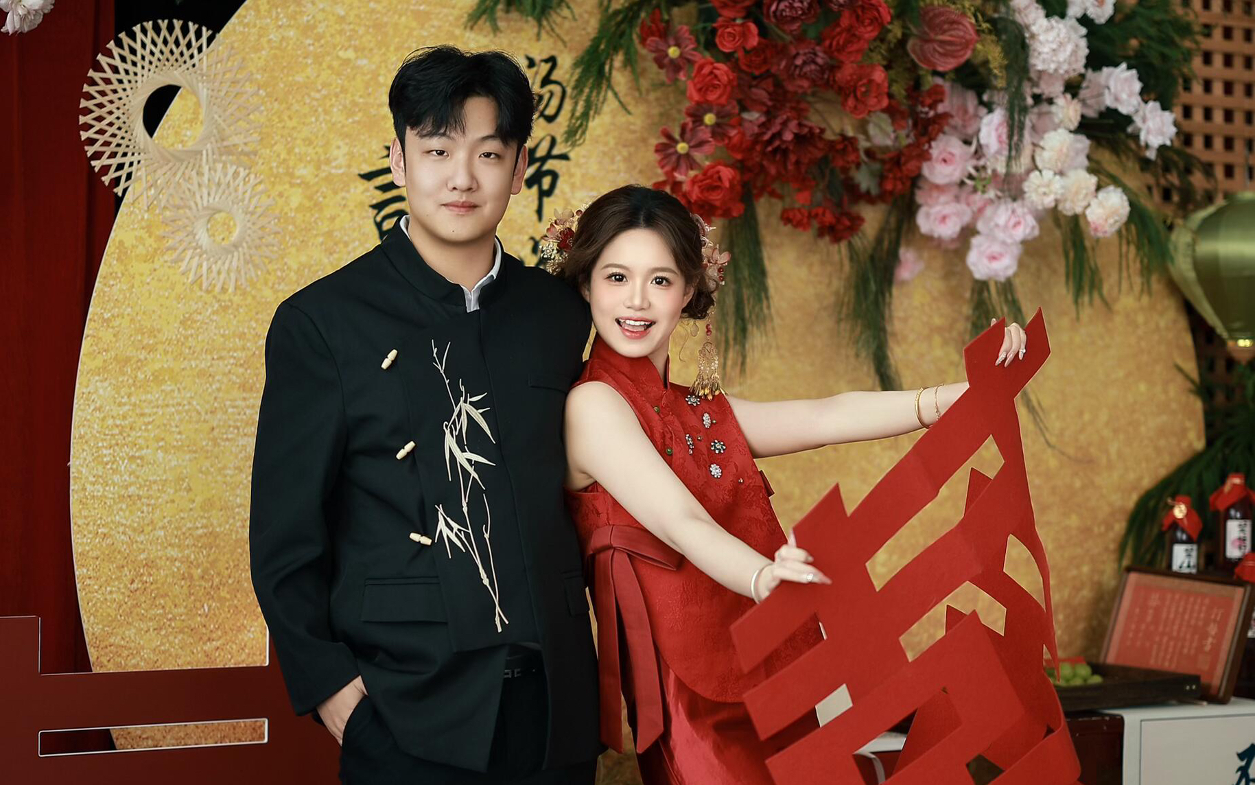 新中式俏皮可爱订婚照 