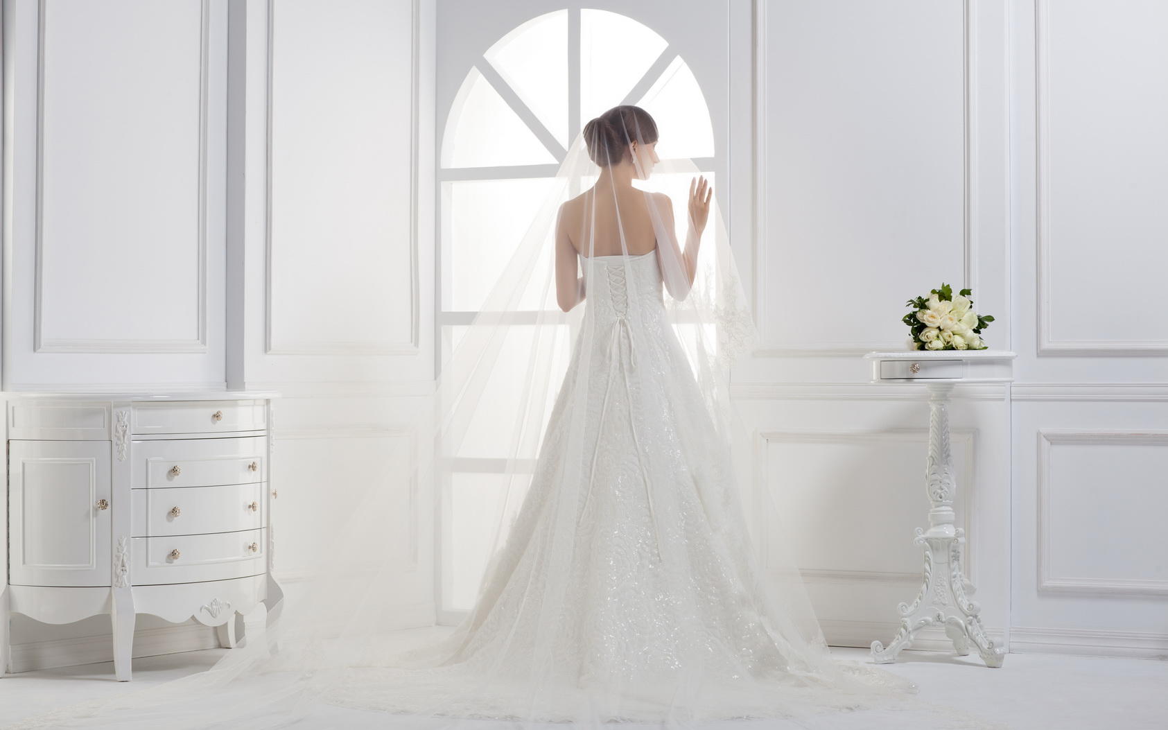 高贵优雅的时尚抹胸小拖尾婚纱