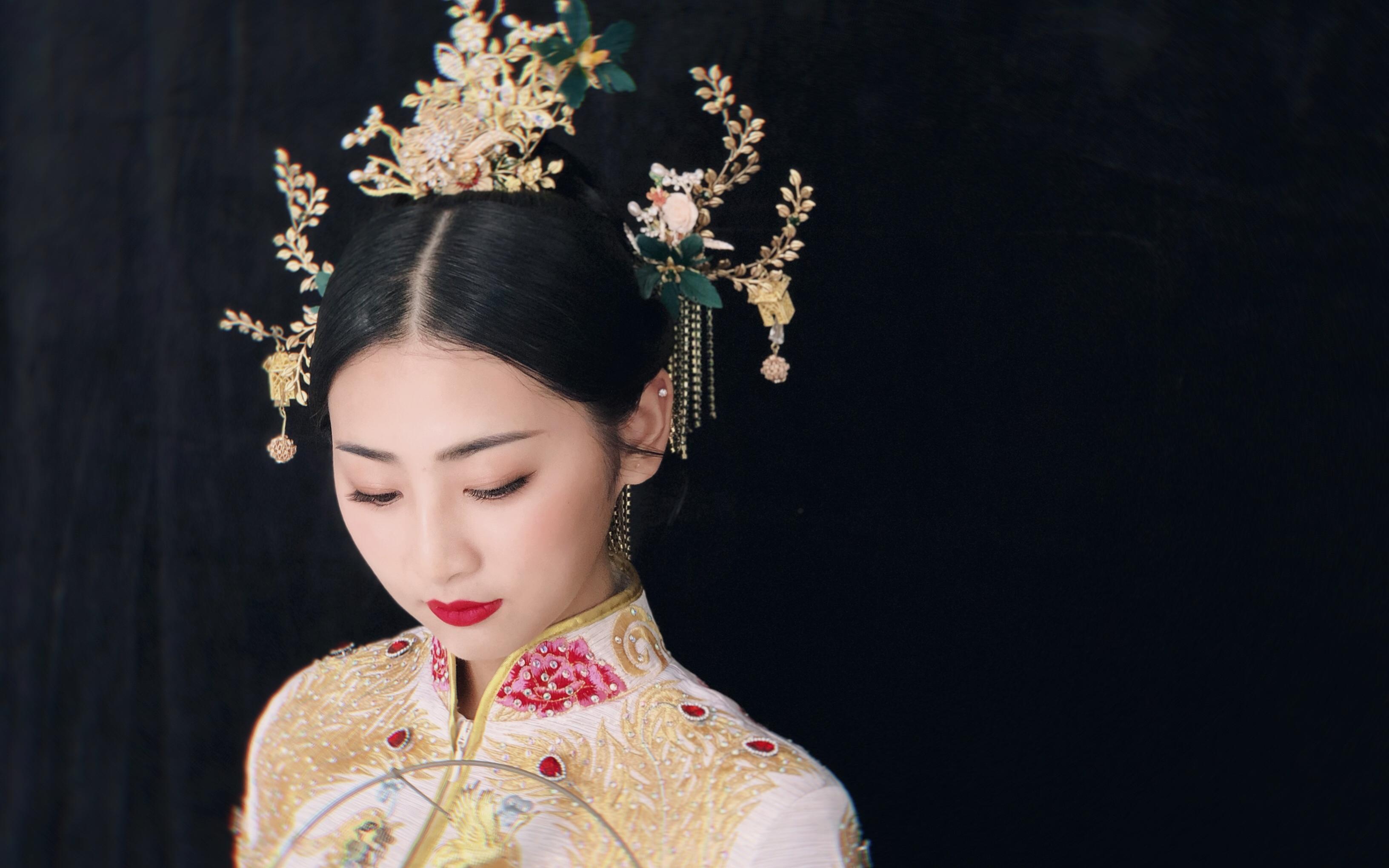    查 慕中式新娘造型