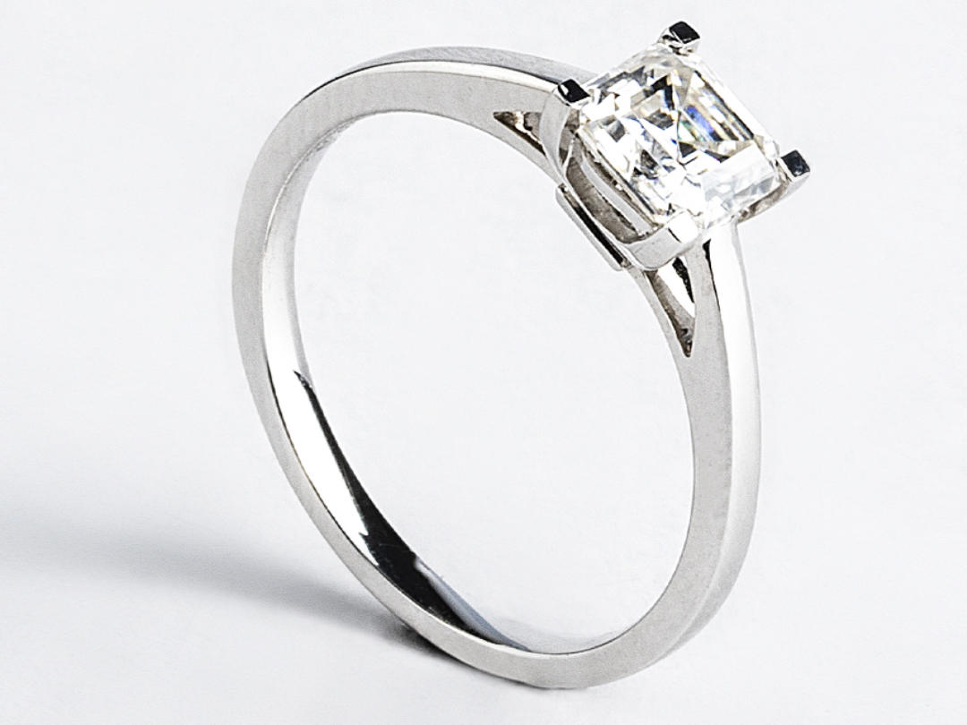 冰糖戒托 婚戒定制 简约清新款 祖母绿钻戒定制