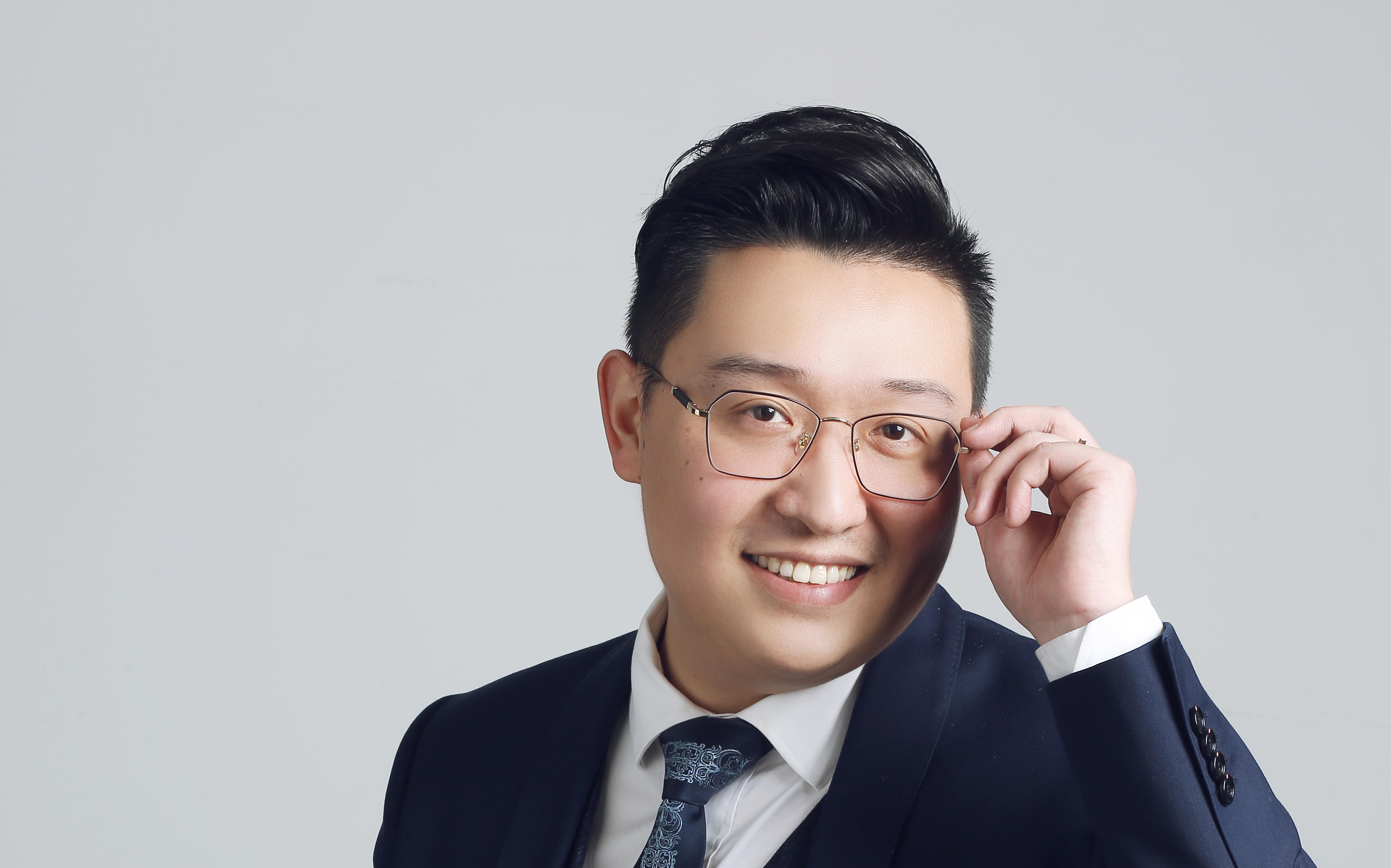 王震（十年婚礼无差评，国家一级播音员）