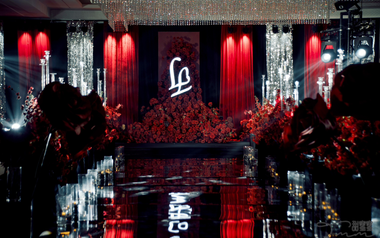 深邃黑与炽烈红的婚典美学