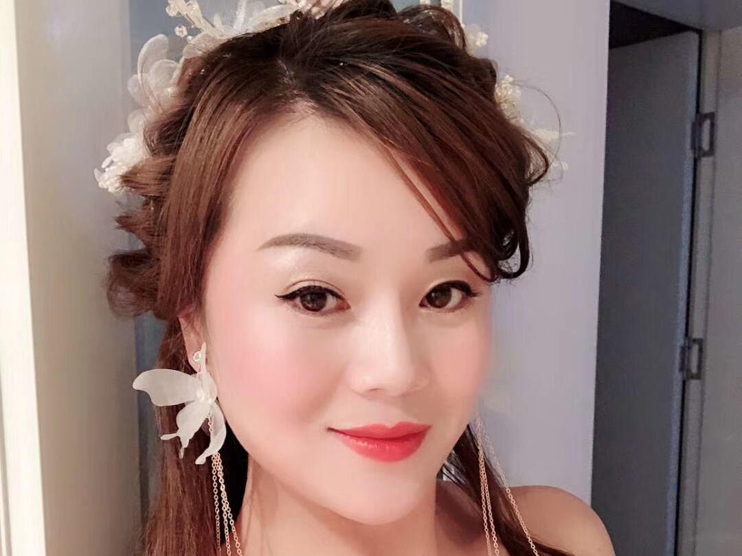 资深档全程跟妆3造型唯美简约妆容+赠送1套婚纱