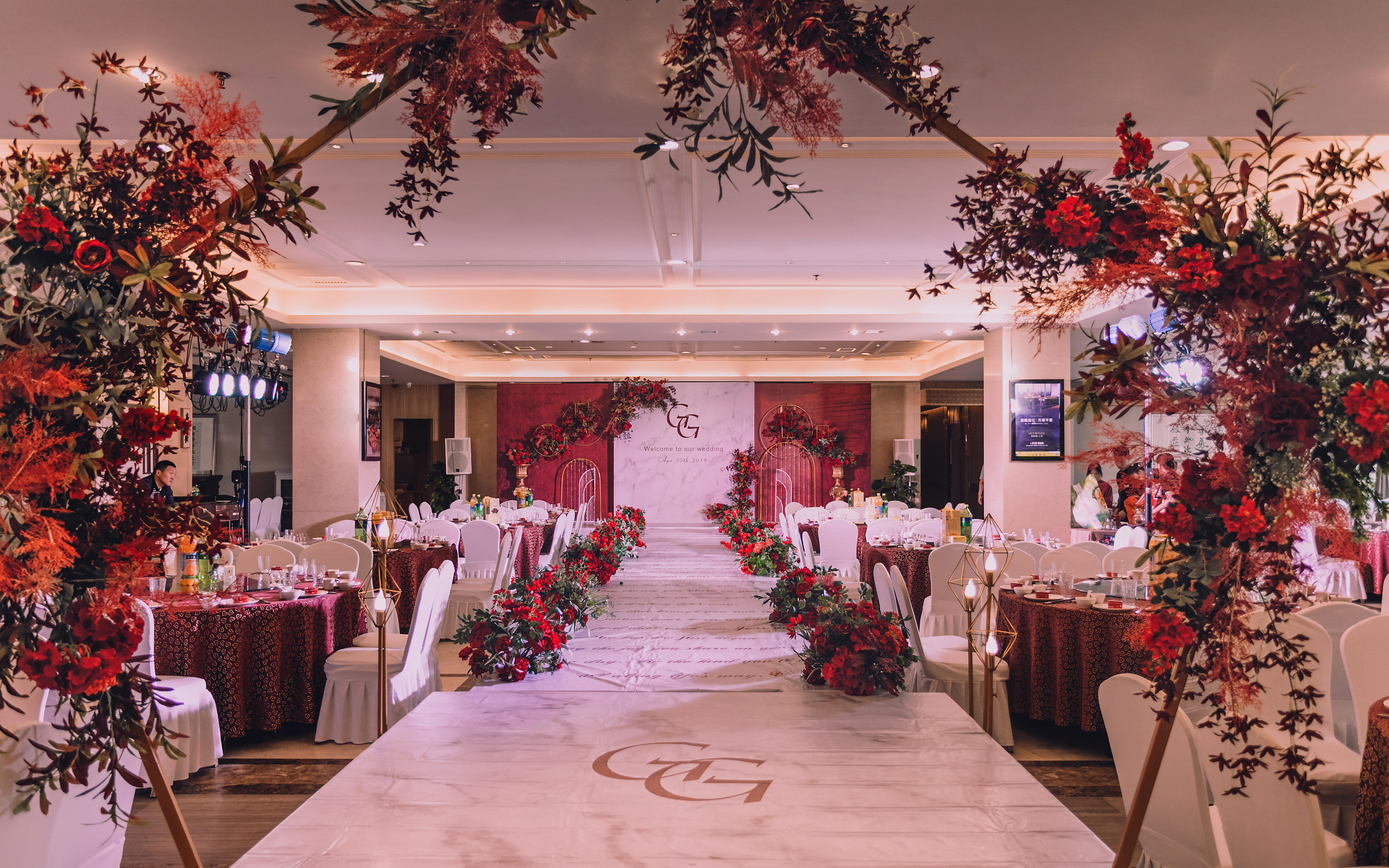 红色复古精致小预算婚礼，含四大人员