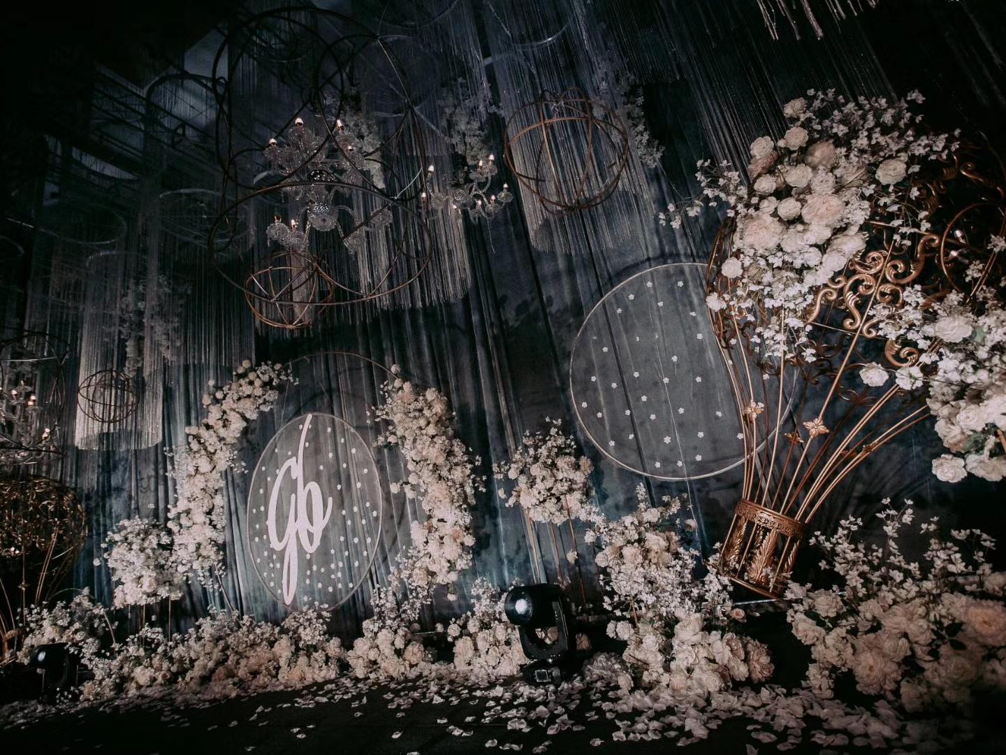 白金色系鲜花吊顶婚礼布置