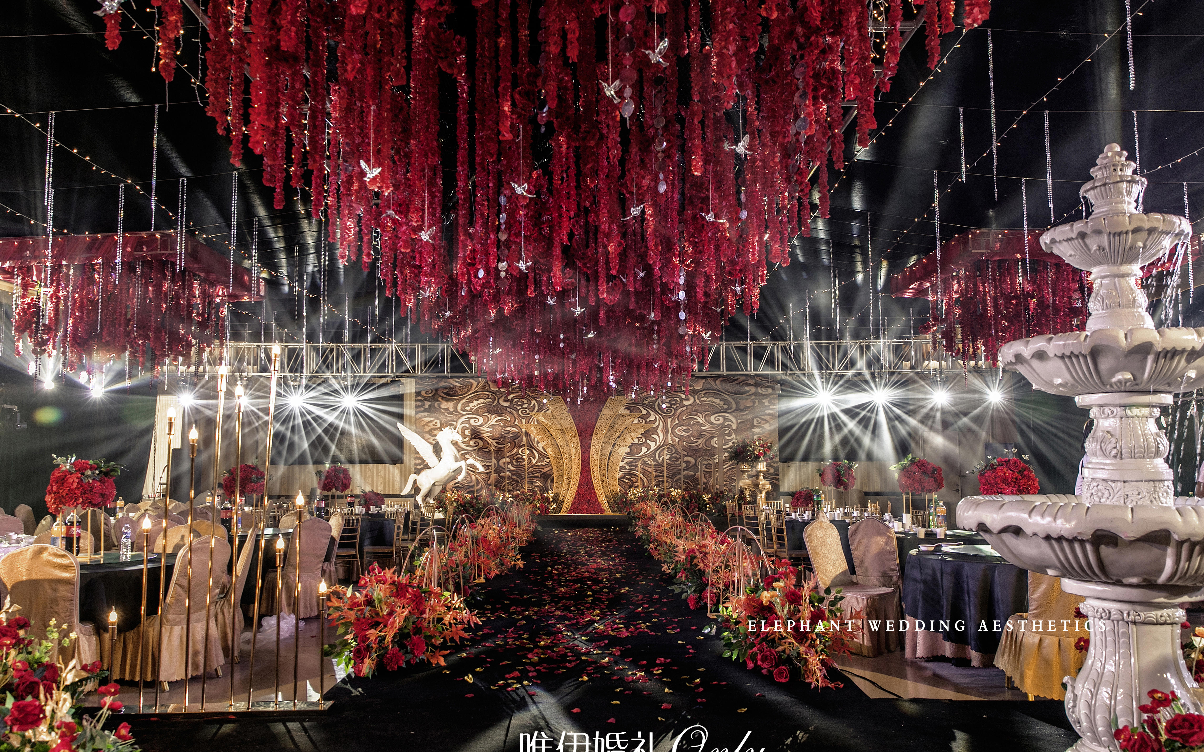 红金色系婚礼 可以与城堡婚礼相提并论