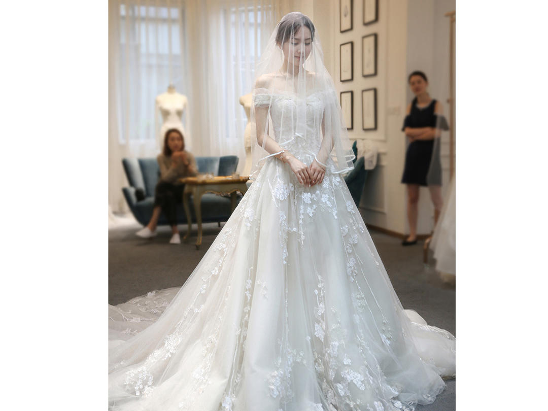 【阿兰婚纱馆】一字肩法式轻婚纱礼服含跟妆师