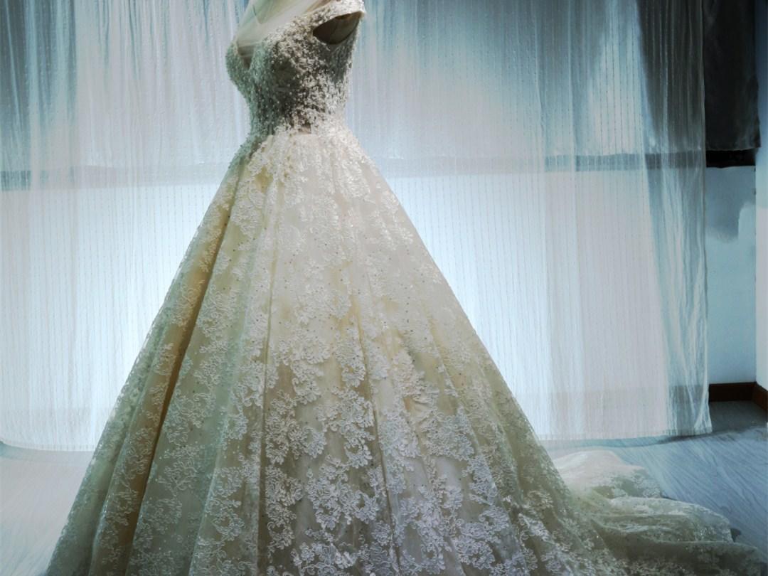 欧式拖尾婚纱背影图片_婚纱背影图片