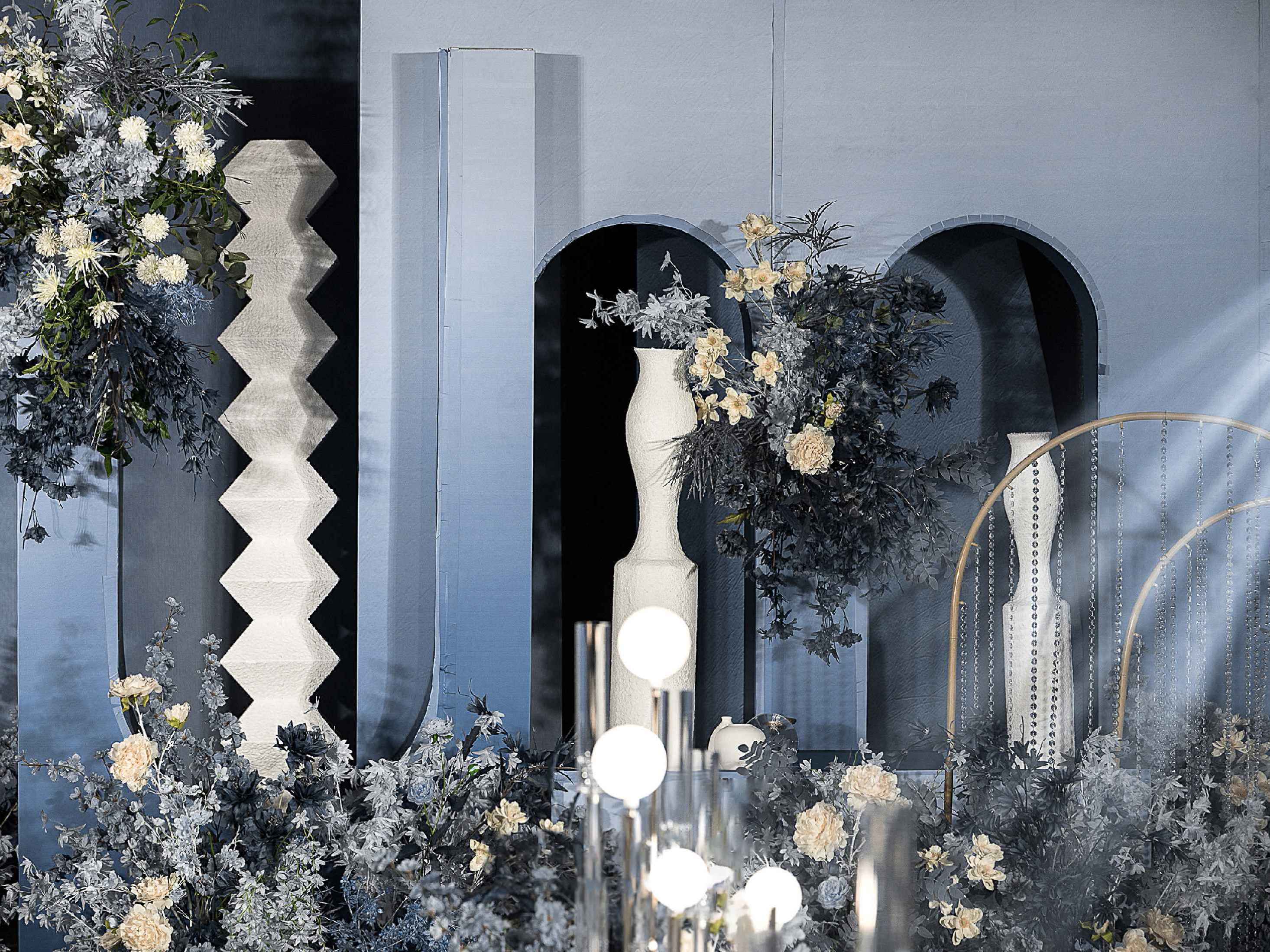 中小型宴会厅精致布置 沉浸式蓝色文艺婚礼