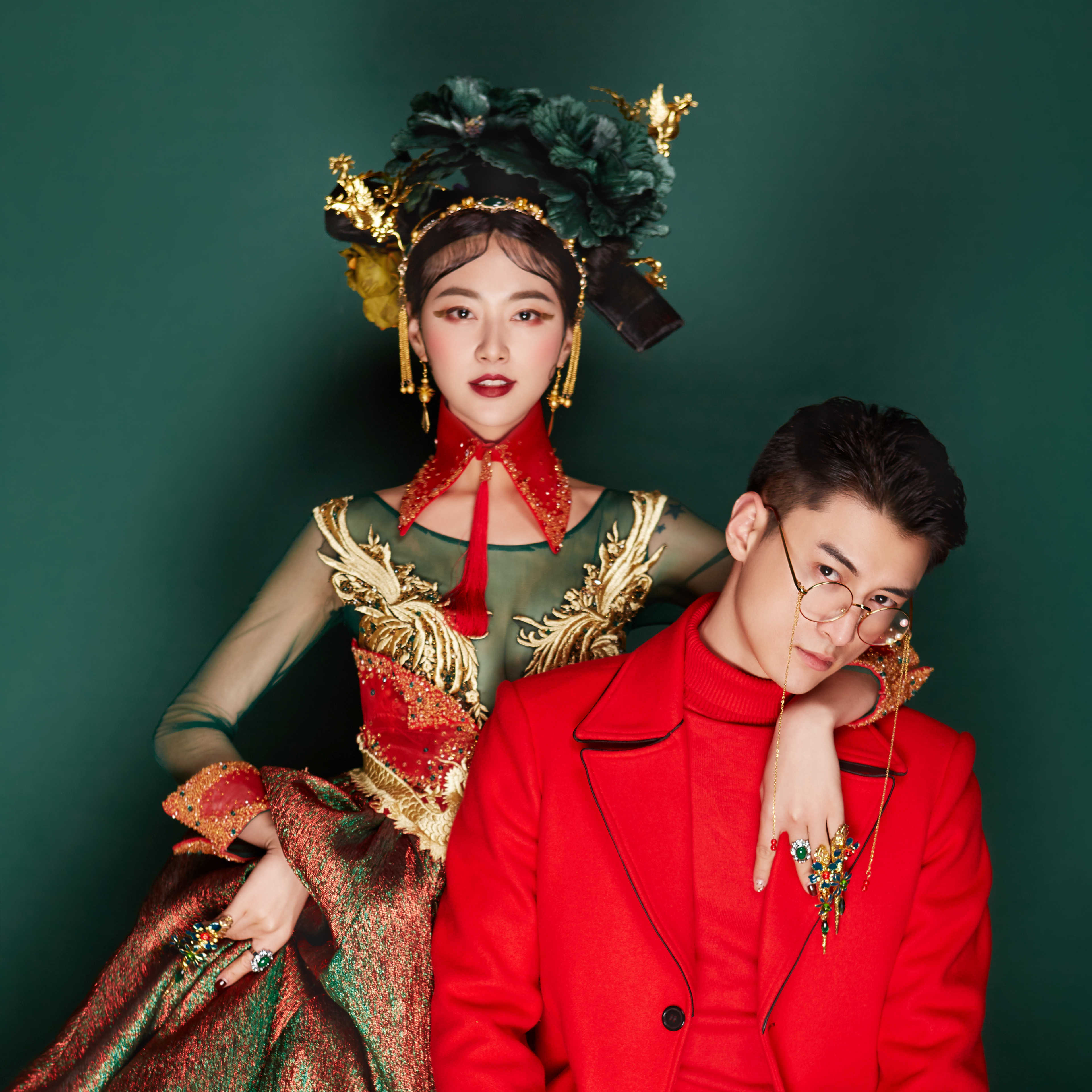 红金系列的中式婚纱照，点缀绿色，对立而又意外和谐