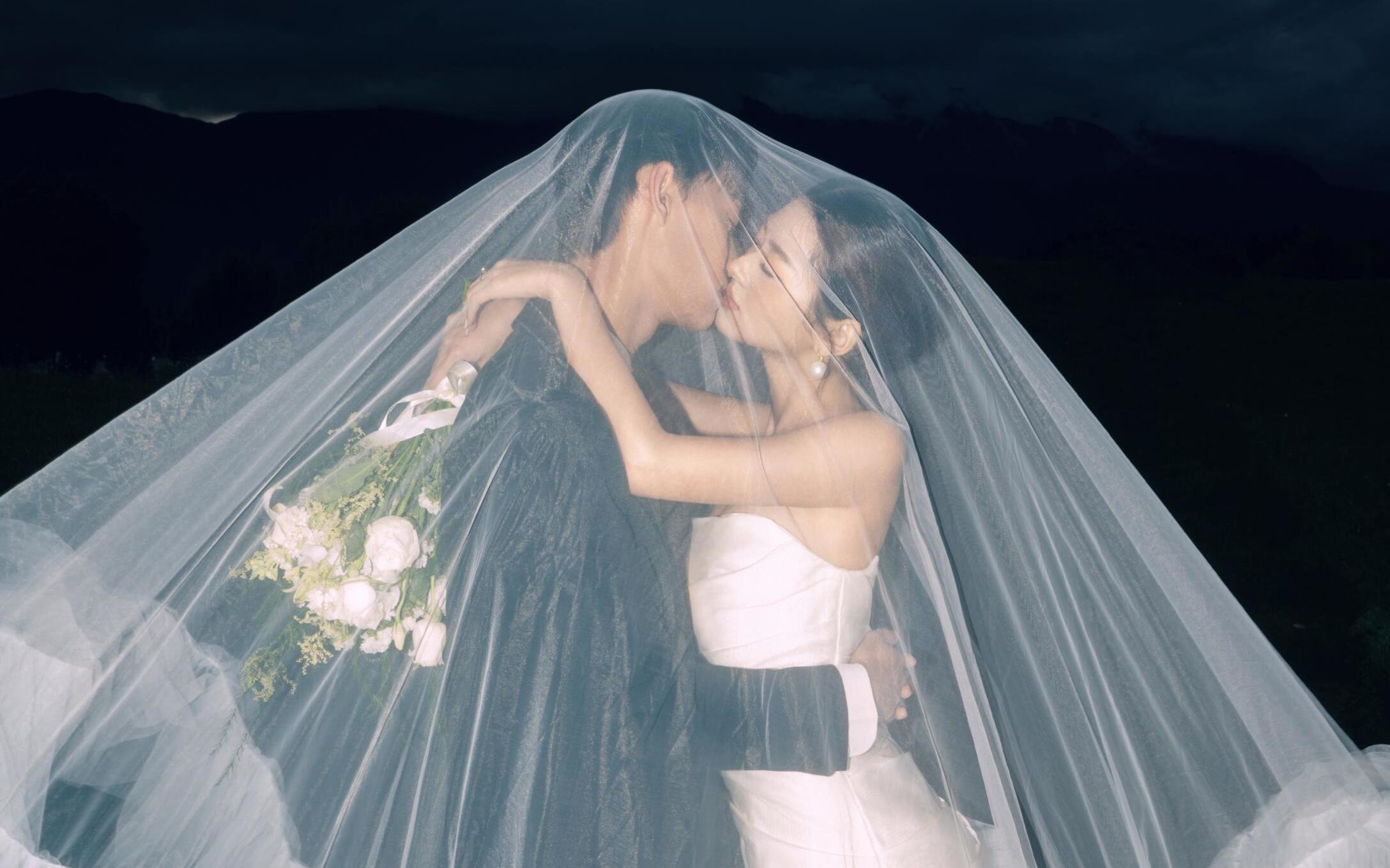 【草坪夜景】难怪都在拍头纱吻婚纱照！我也会爱上