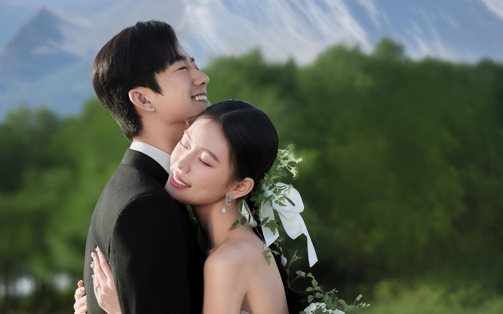 还得是草坪婚纱照✔总是会反复心动呀