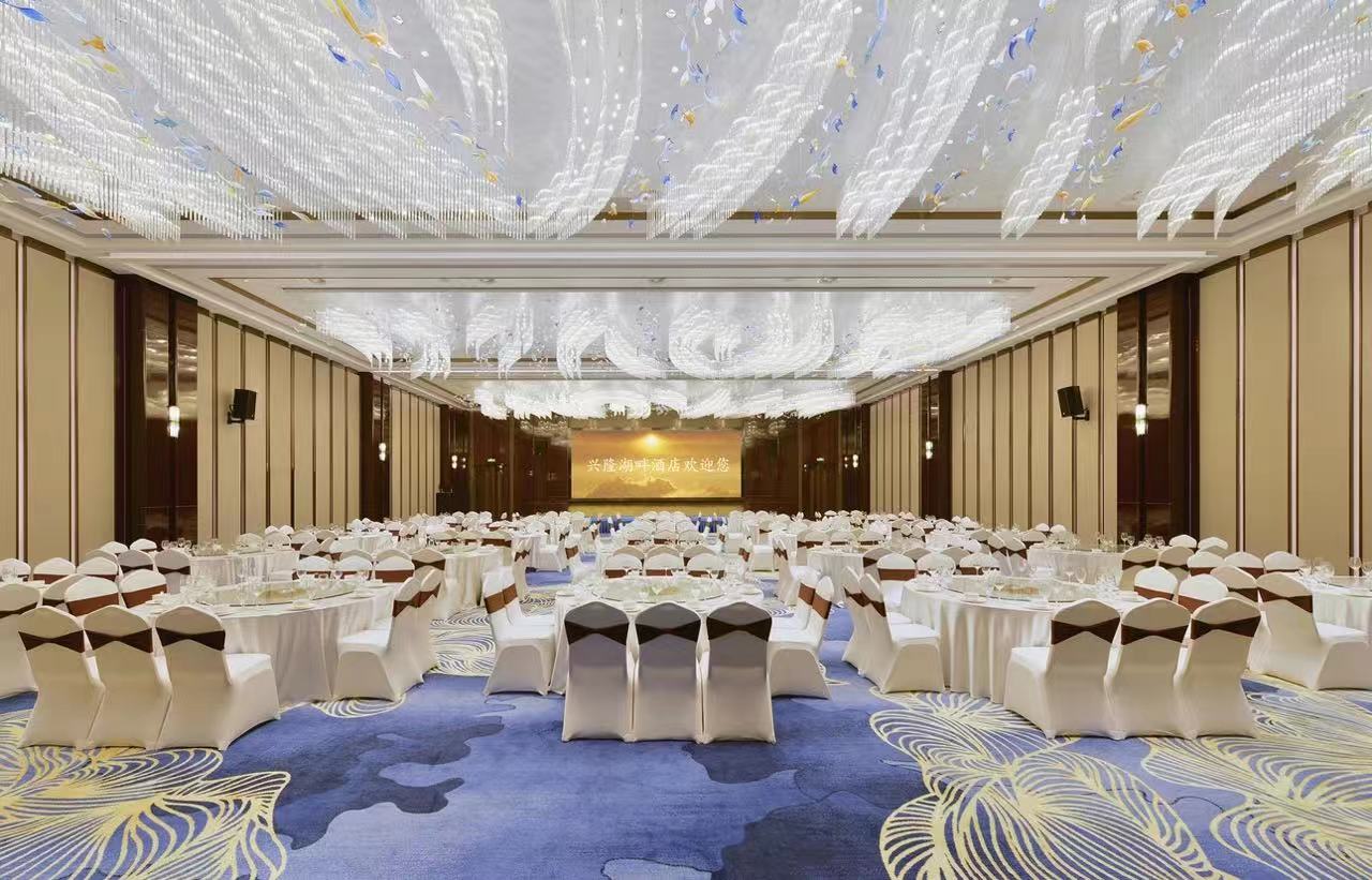 兴隆湖畔酒店宴会厅