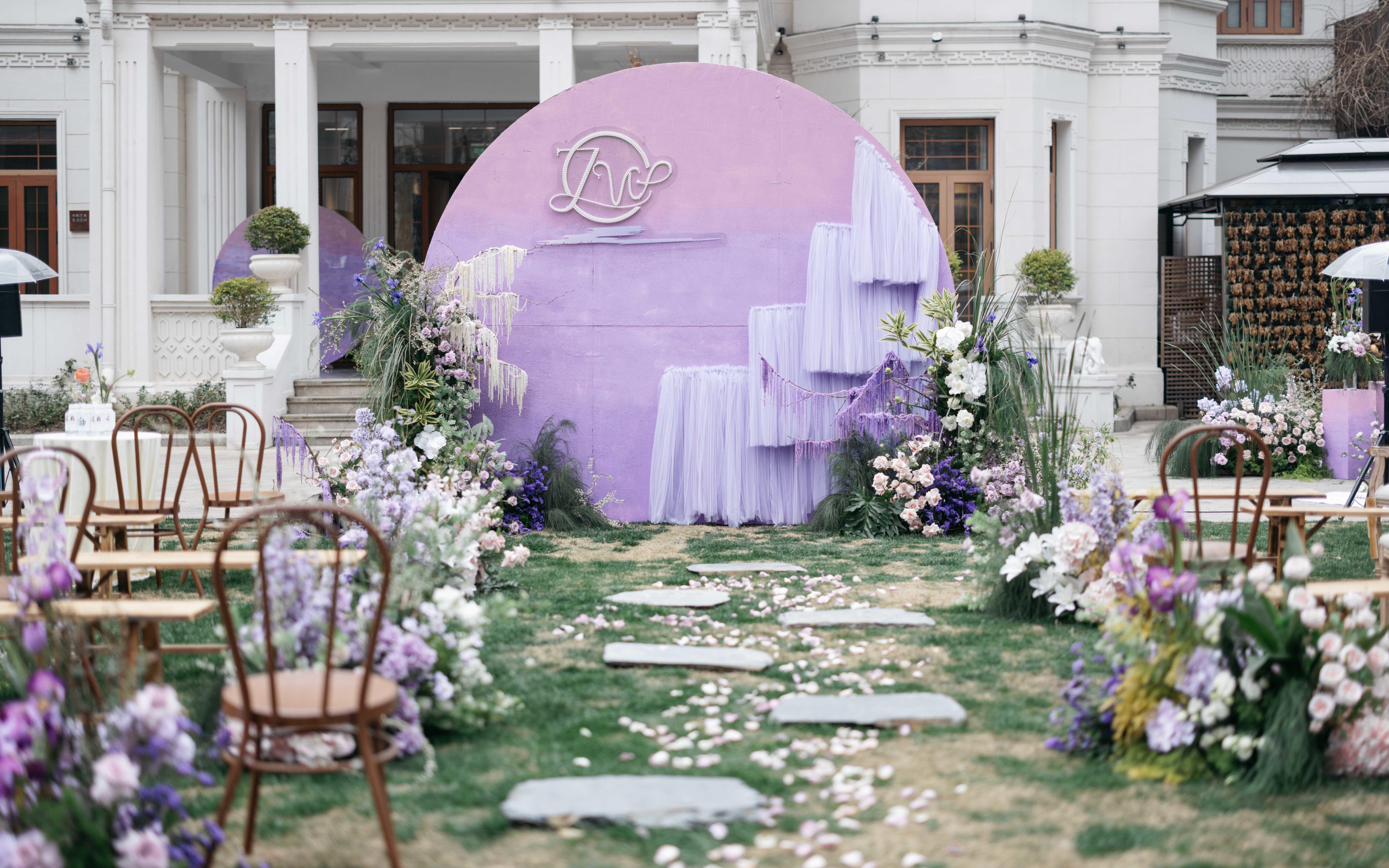 『爱在日落黄昏时』的紫色浪漫法式花园婚礼