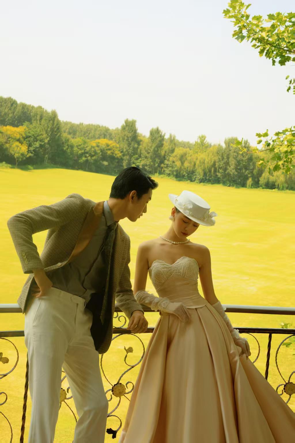 户外建筑唯美法式婚纱照